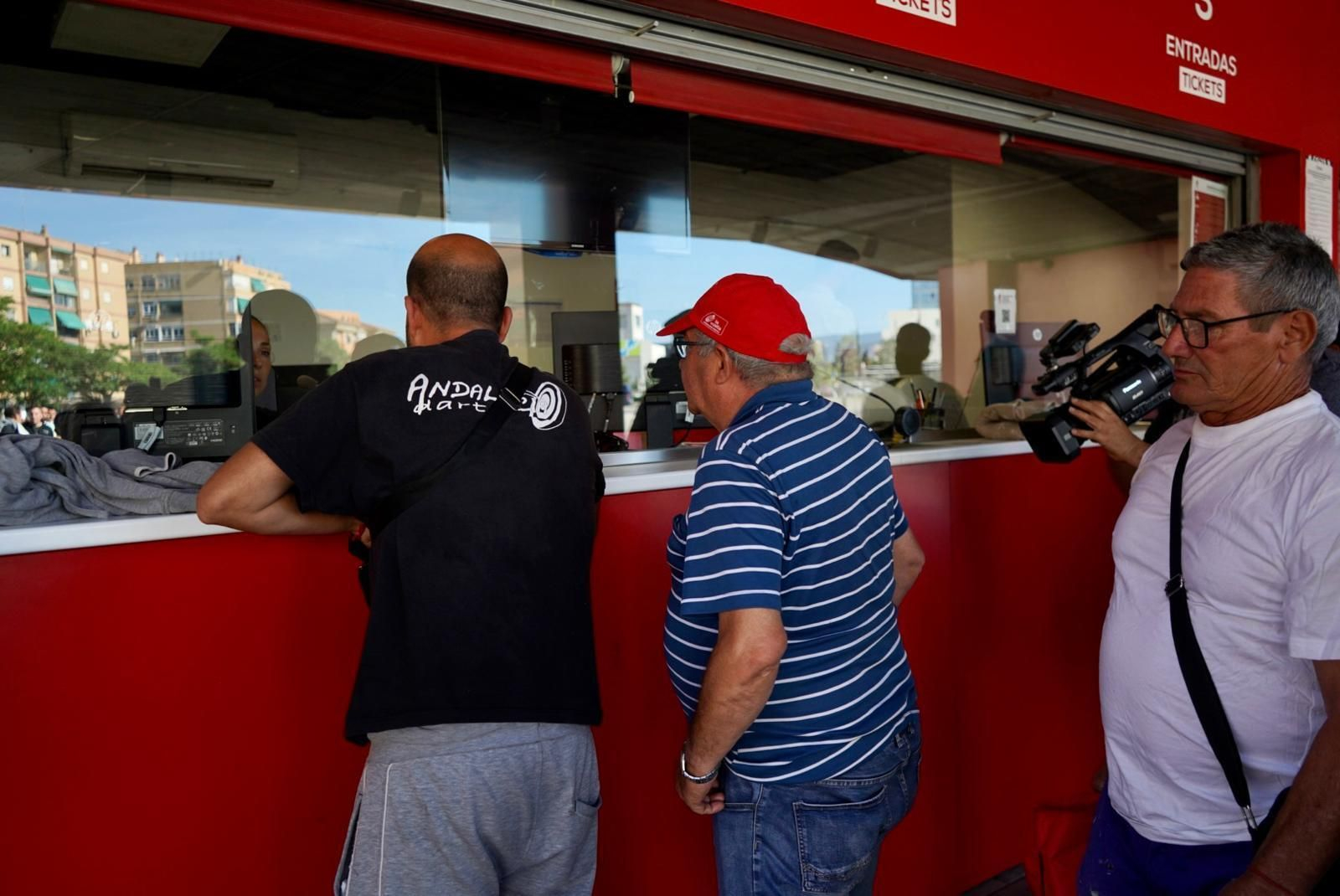 En imágenes: Las colas para conseguir una entrada del Granada - Lugo