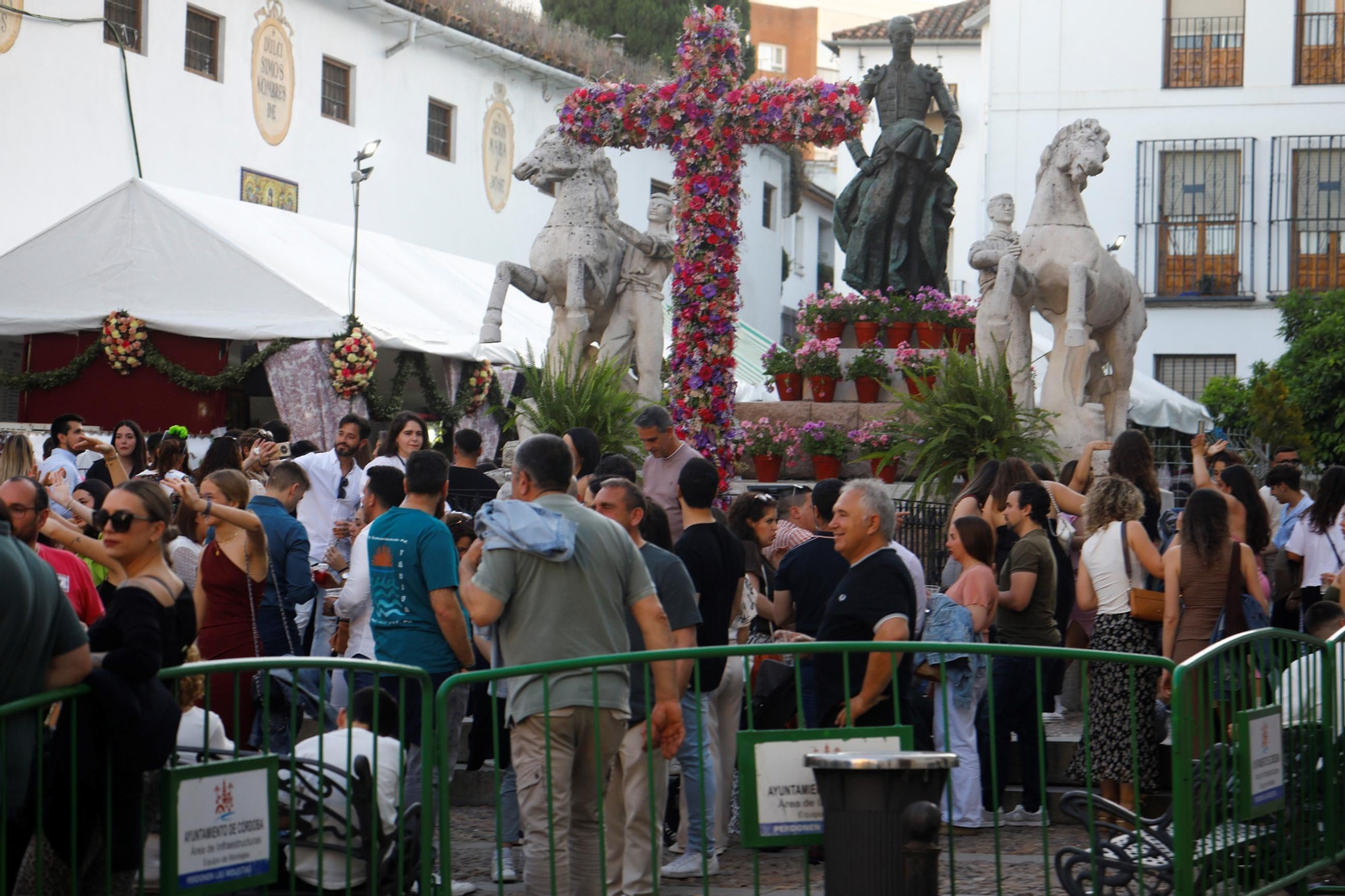 Las mejores fotos de unas Cruces de Córdoba abarrotadas para dar la bienvenida al fin de semana