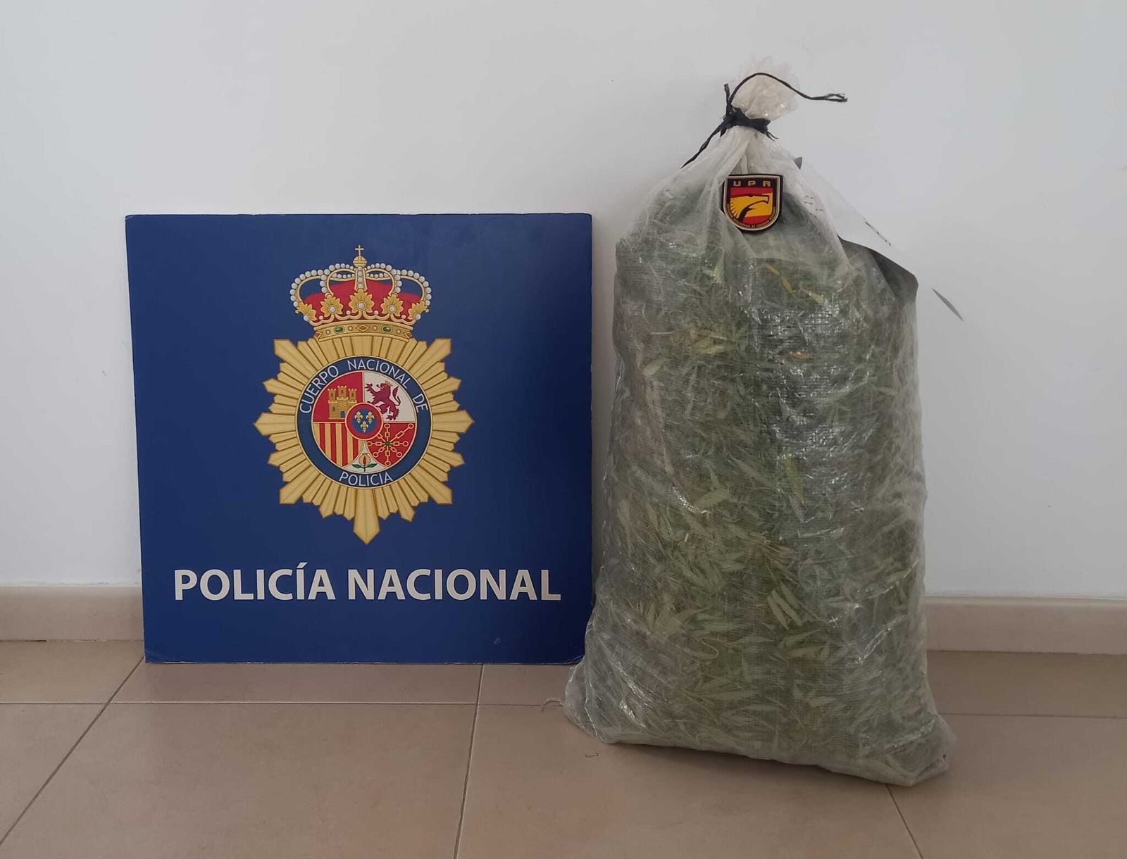 El saco con la droga recuperado por la Policía Nacional.