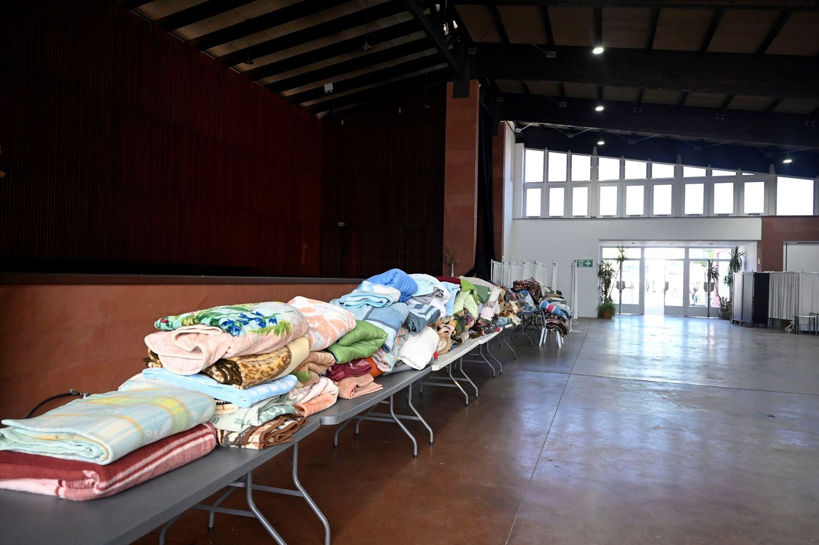 Mantas y ropa de abrigo en la caseta municipal de Adamuz para cobijar a las víctimas.