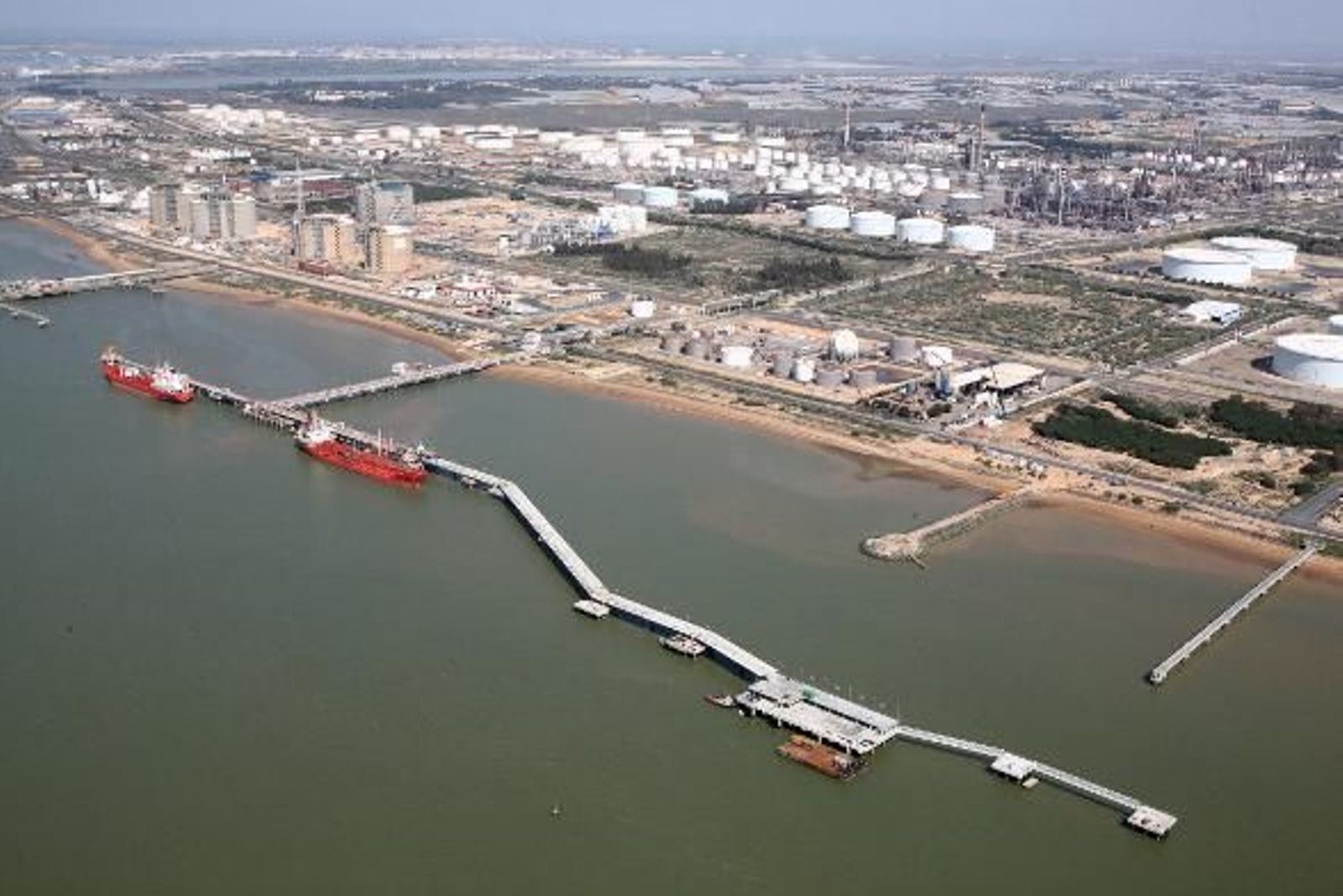Vista aérea de los muelles de Cepsa en el Puerto de Huelva. Vista aérea de los muelles de Cepsa en el Puerto de Huelva.