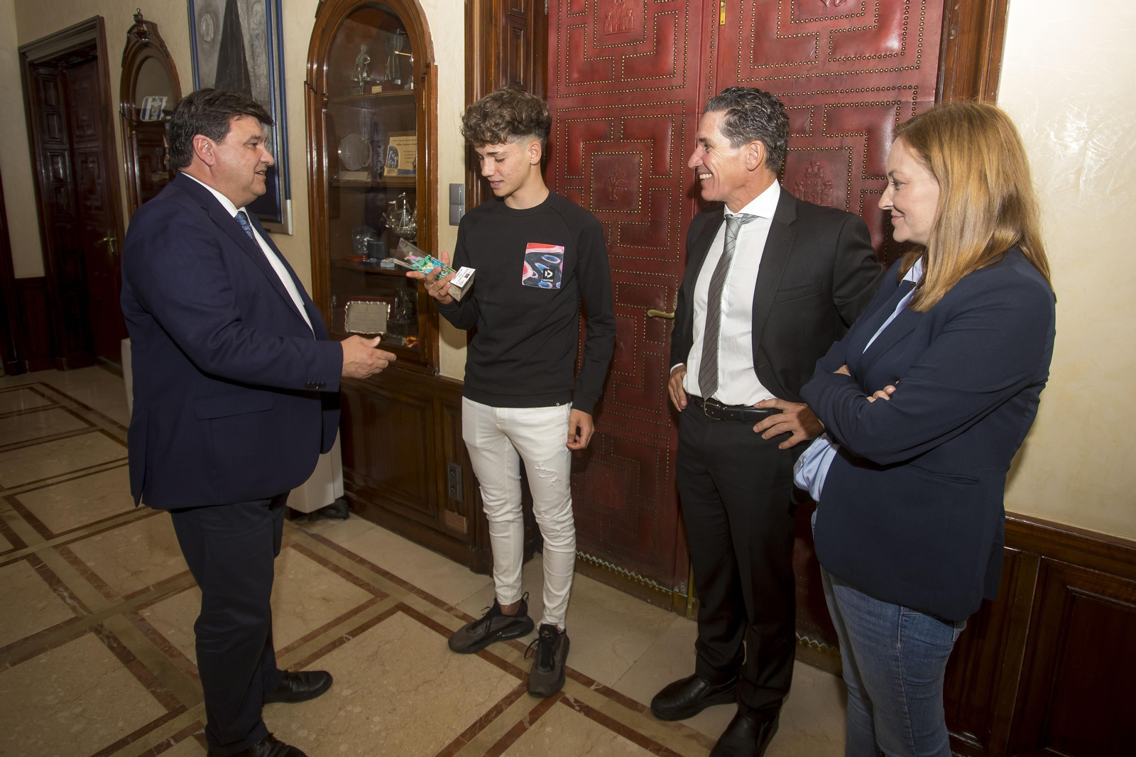 Javier López es recibido en el Ayuntamiento de Huelva.