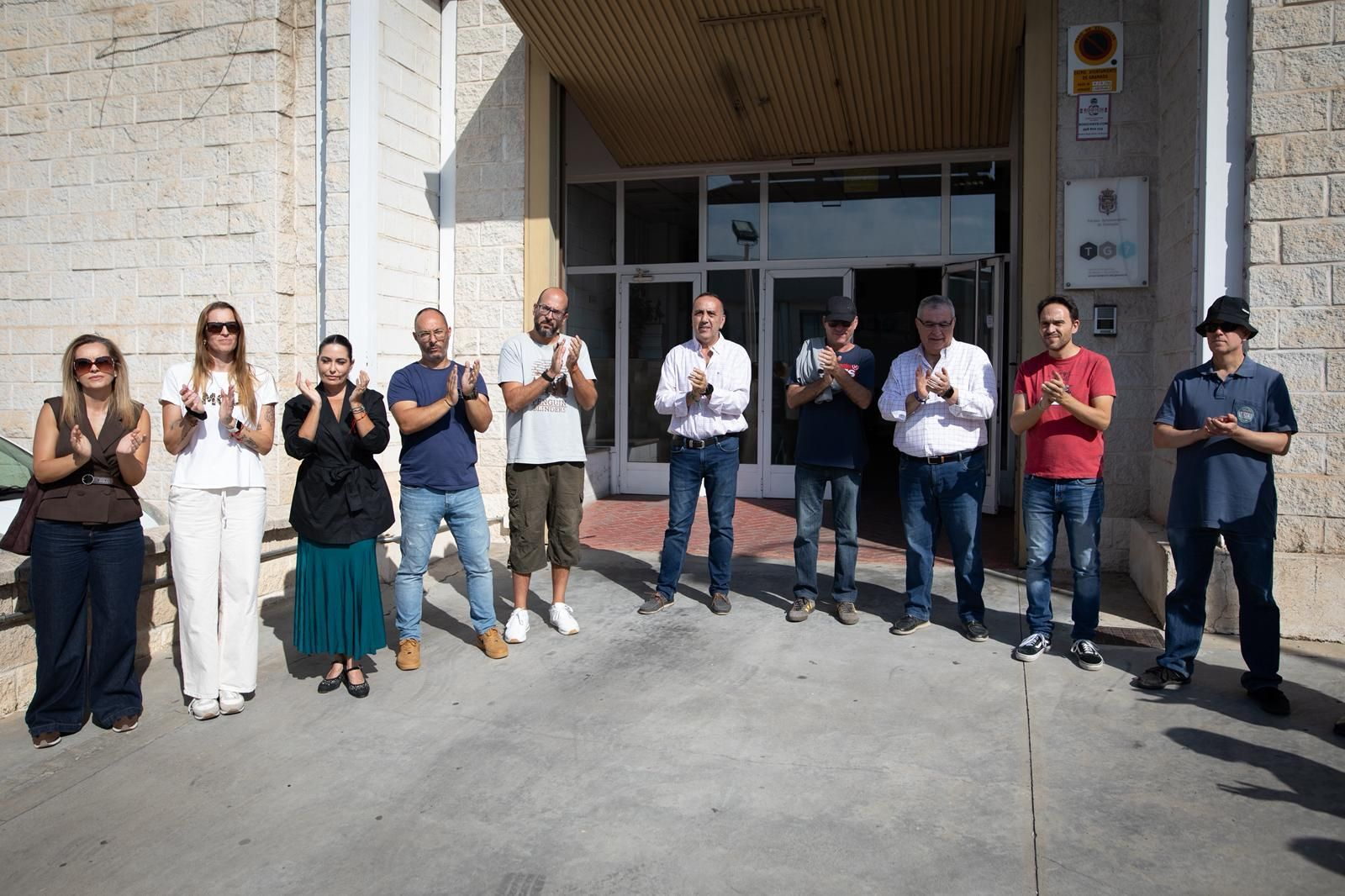 Excompañeros de David de la televisión TG7 concentrados a las puertas de la cadena municipal