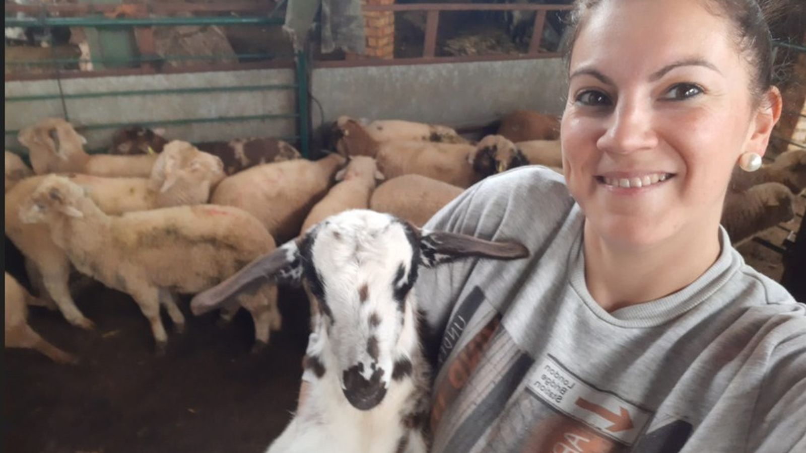 Isabel Pérez, con sus cabras.