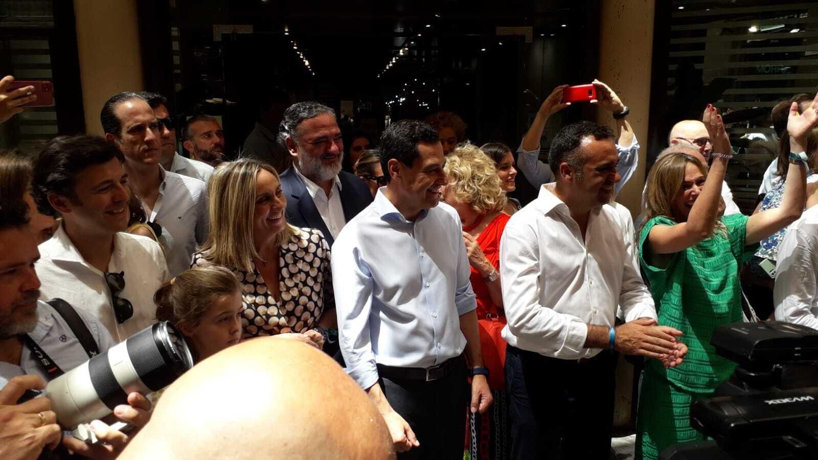 Juanma Moreno, acompañado de miembros y candidatos del PP, acude a ver la Tarasca este Corpus 2022.