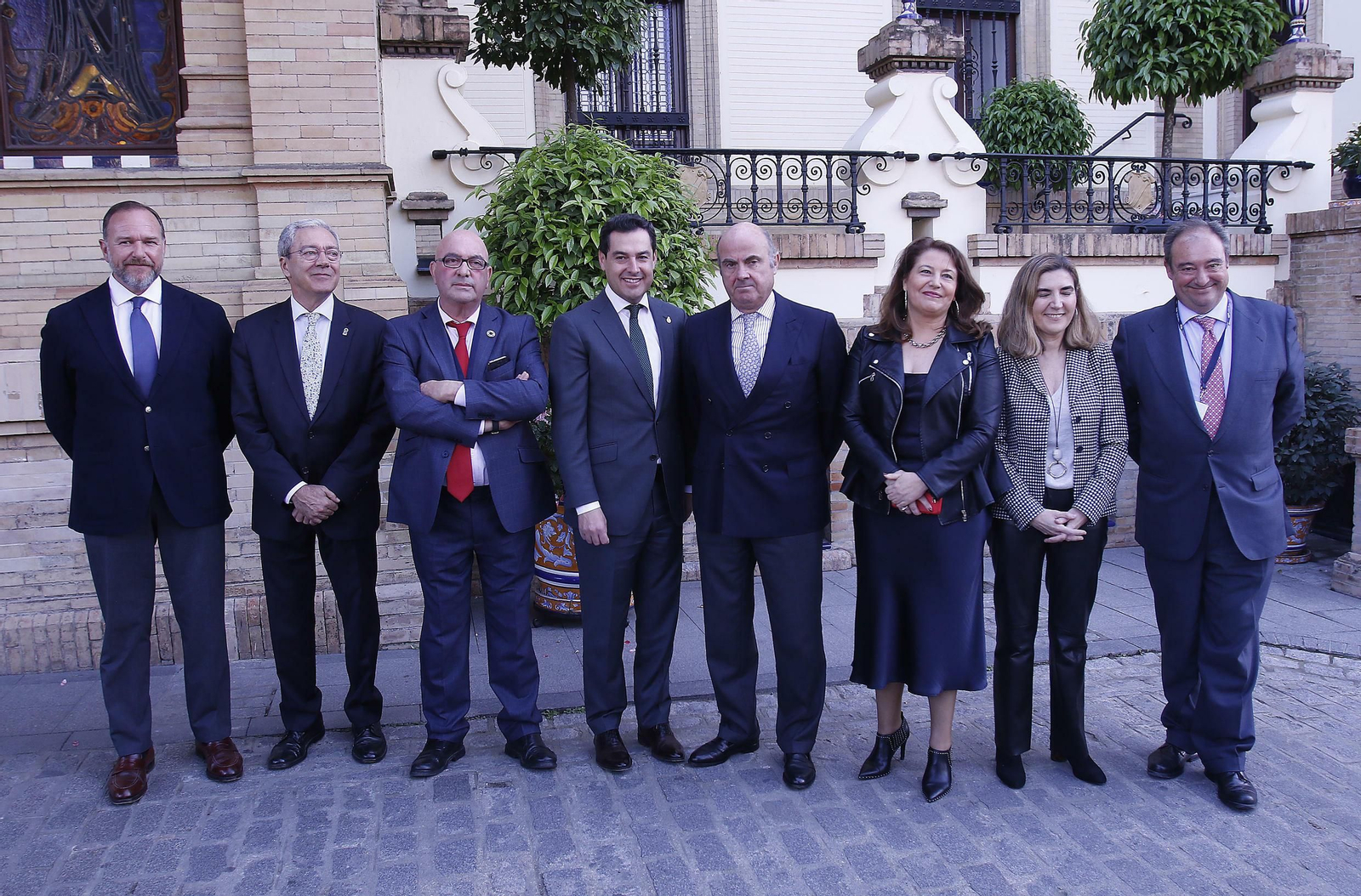 osé Luis García-Palacios, presidente de Caja Rural del Sur; Rogelio Velasco, consejero de Economía, Conocimiento, Empresas y Universidad; Juan Rafael Leal, presidente de Cooperativas Agro-alimentarias de Andalucía; Juan Manuel Moreno, presidente de la Junta de Andalucía; Luis de Guindos, vicepresidente del Banco Central Europeo;  Carmen Crespo, consejera de Agricultura, Ganadería, Pesca y Desarrollo Sostenible; Rocío Blanco, consejera de Empleo, Formación y Trabajo Autónomo; y Tomás Valiente, director general de Grupo Joly.