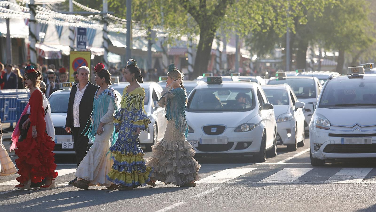 Taxistas trabajando durante la Feria de Abril.