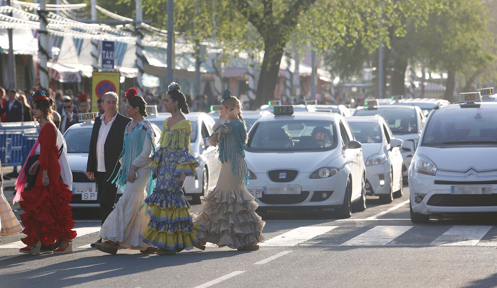 Taxistas trabajando durante la Feria de Abril.