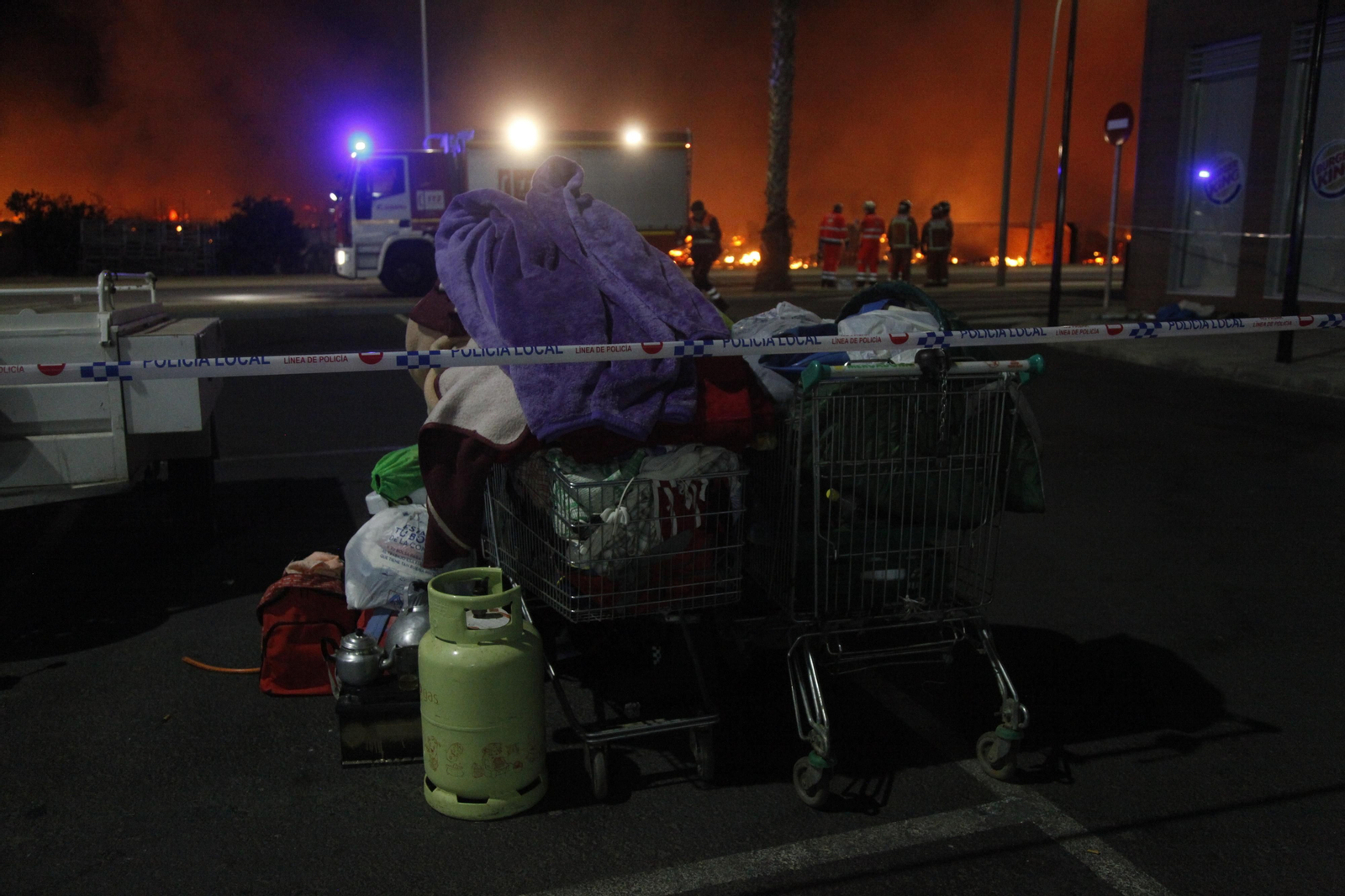 Un incendio obliga a evacuar un asentamiento chabolista en Lepe.