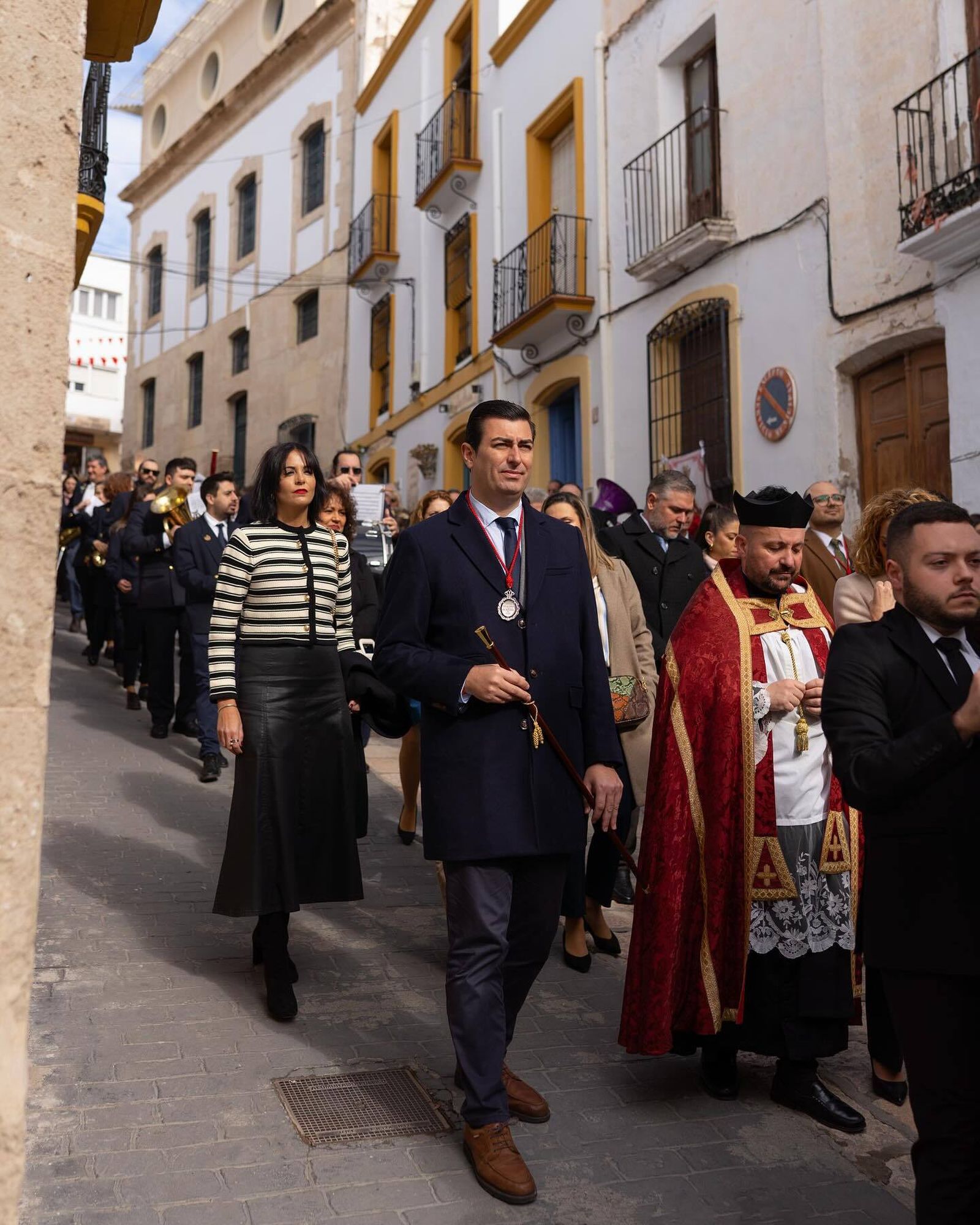 El alcalde y l cura párroco en la procesión de anteayer