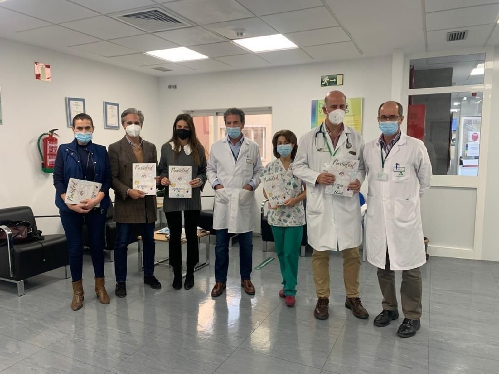 De izquierda a derecha: Patricia Niebla, Subdirectora de Atención Ciudadana; Fernando Quirós, pintor; Raquel Llamas, Directora de Marketing del C.C. Área Sur; Miguel Órtiz, Gerente del Hospital Universitario de Jerez; Rosa López, Supervisora de Pediatría; David Gómez, Jefe del Servicio de Pediatría; y Sebastián Garzón, Director Médico De izquierda a derecha: Patricia Niebla, Subdirectora de Atención Ciudadana; Fernando Quirós, pintor; Raquel Llamas, Directora de Marketing del C.C. Área Sur; Miguel Órtiz, Gerente del Hospital Universitario de Jerez; Rosa López, Supervisora de Pediatría; David Gómez, Jefe del Servicio de Pediatría; y Sebastián Garzón, Director Médico