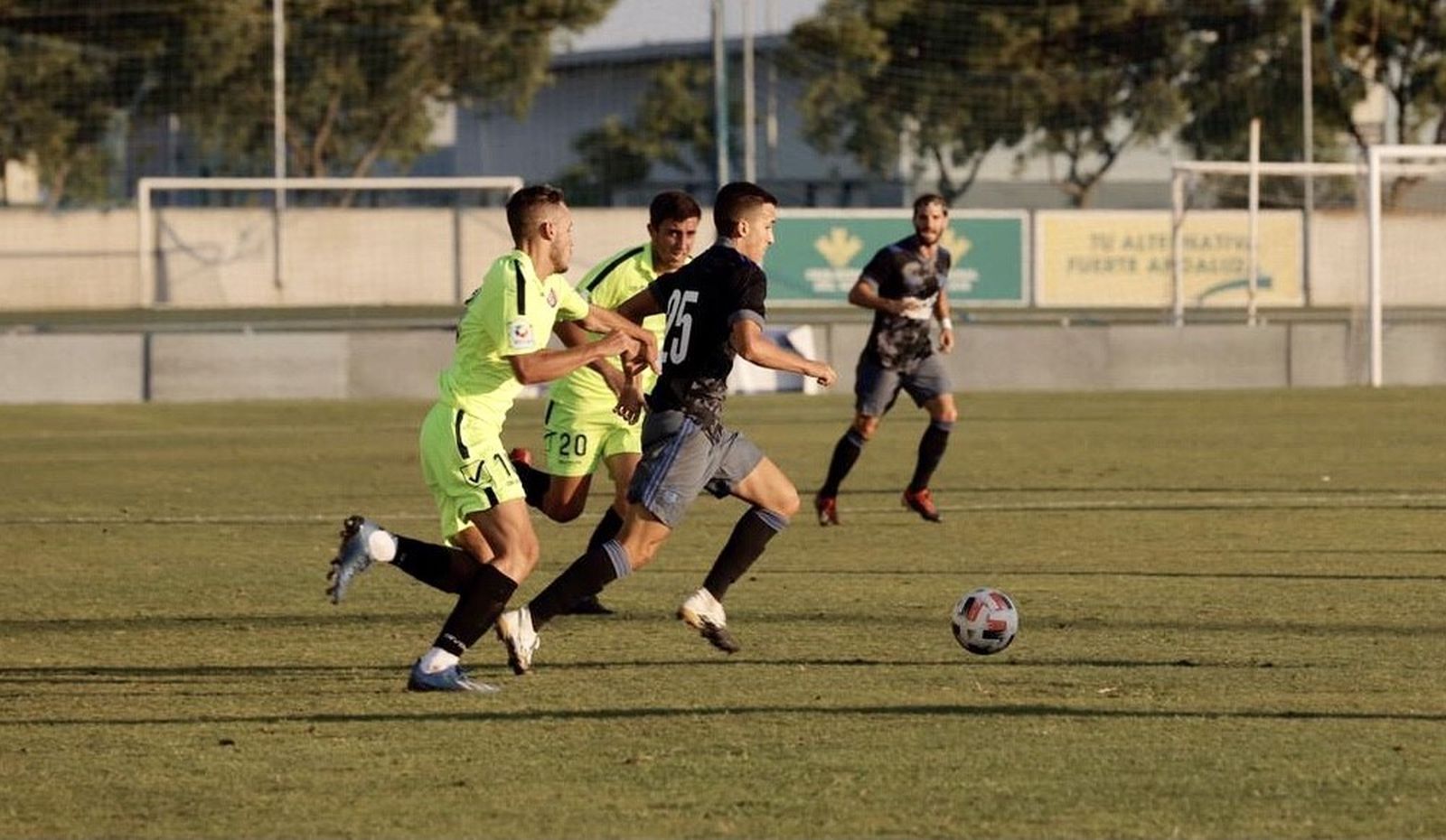 David Díaz conduce el esférico en un momento del encuentro de esta tarde.