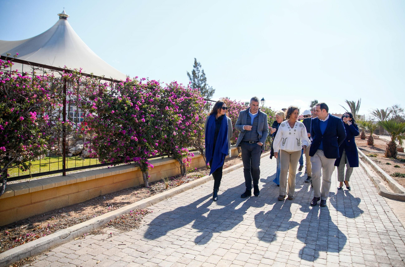 Representantes políticos en un recorrido por El Boticario al inicio de su remodelación