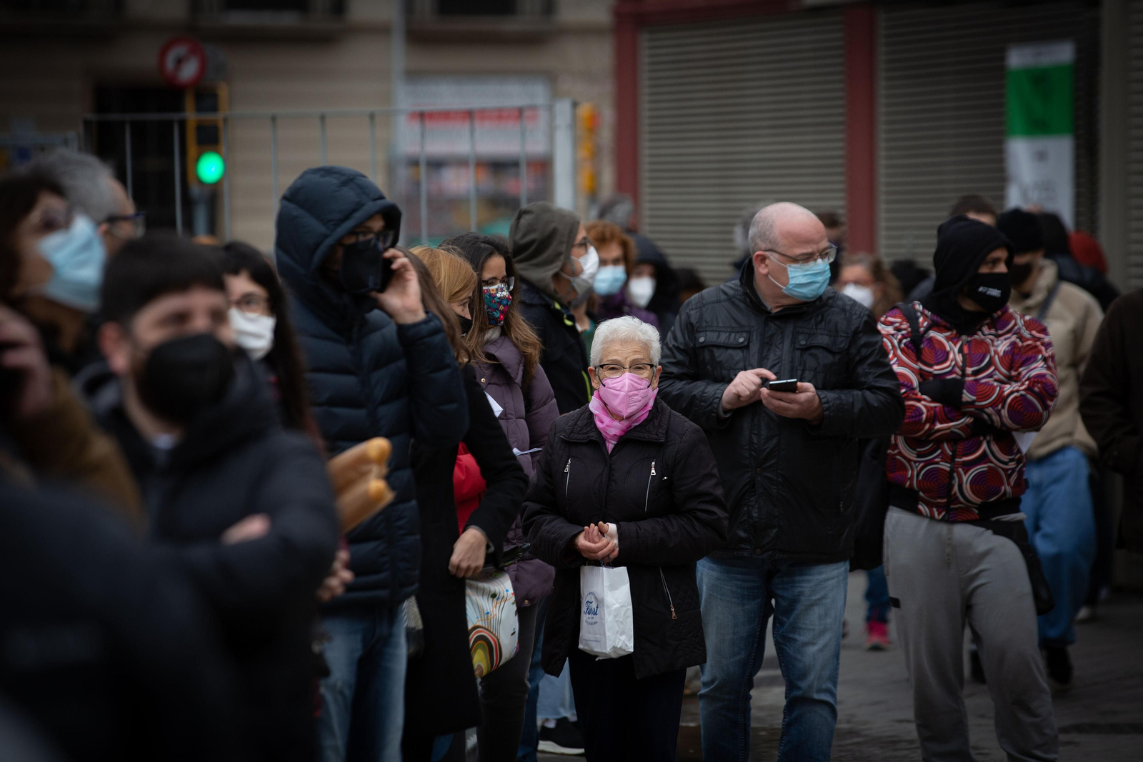 Varias personas hacen cola a las afueras del Mercado St. Antoni en Barcelona, este domingo.
