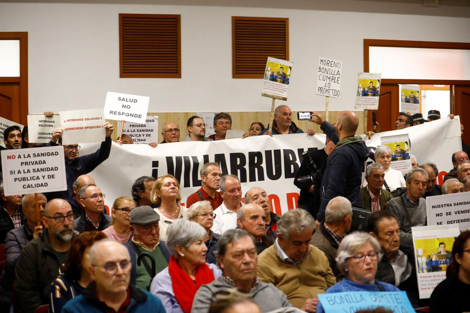 Las imágenes del Pleno suspendido por las protestas de los vecinos de Villarrubia Las imágenes del Pleno suspendido por las protestas de los vecinos de Villarrubia