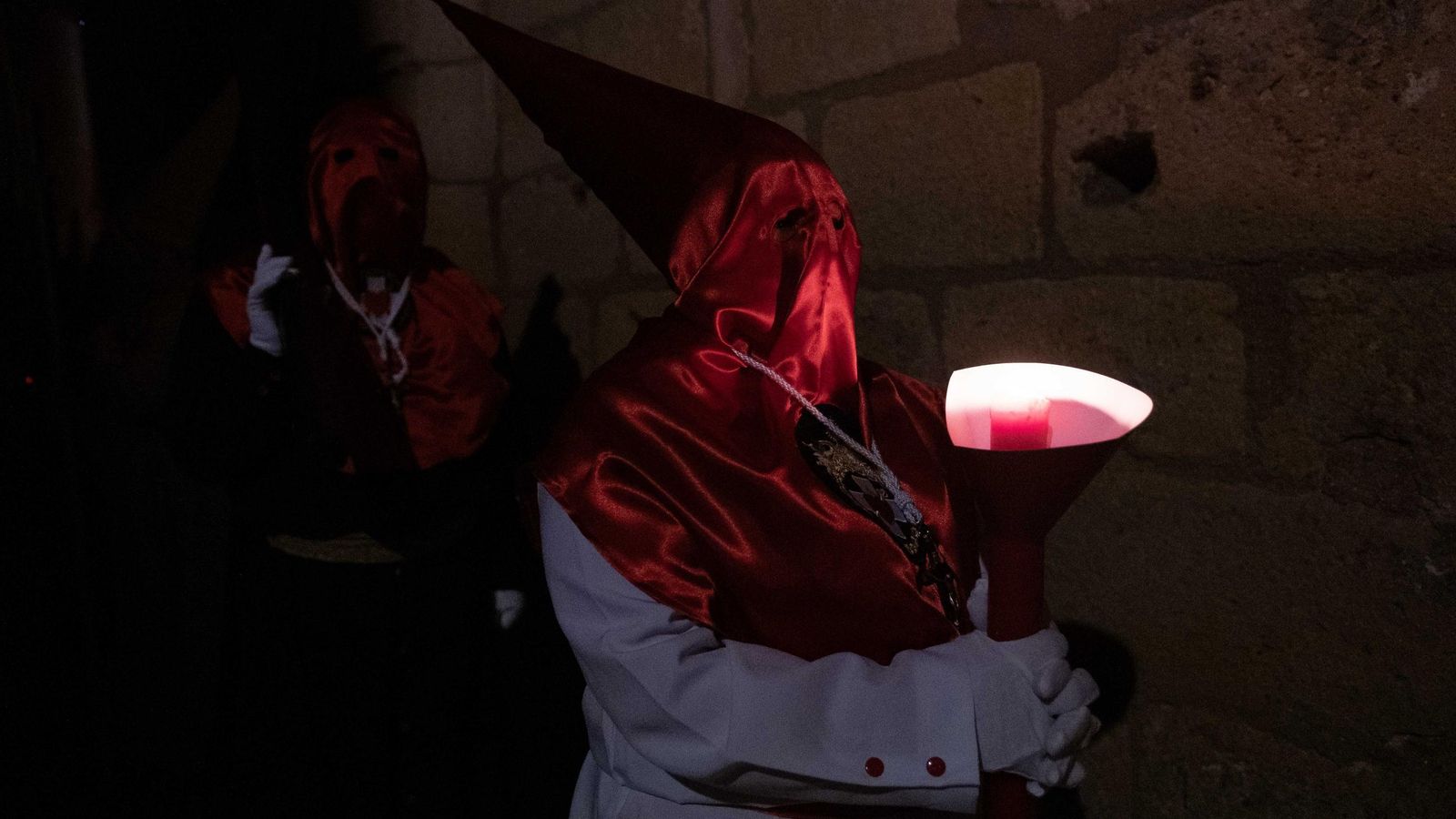 Penitentes del Silencio en el interior del templo.