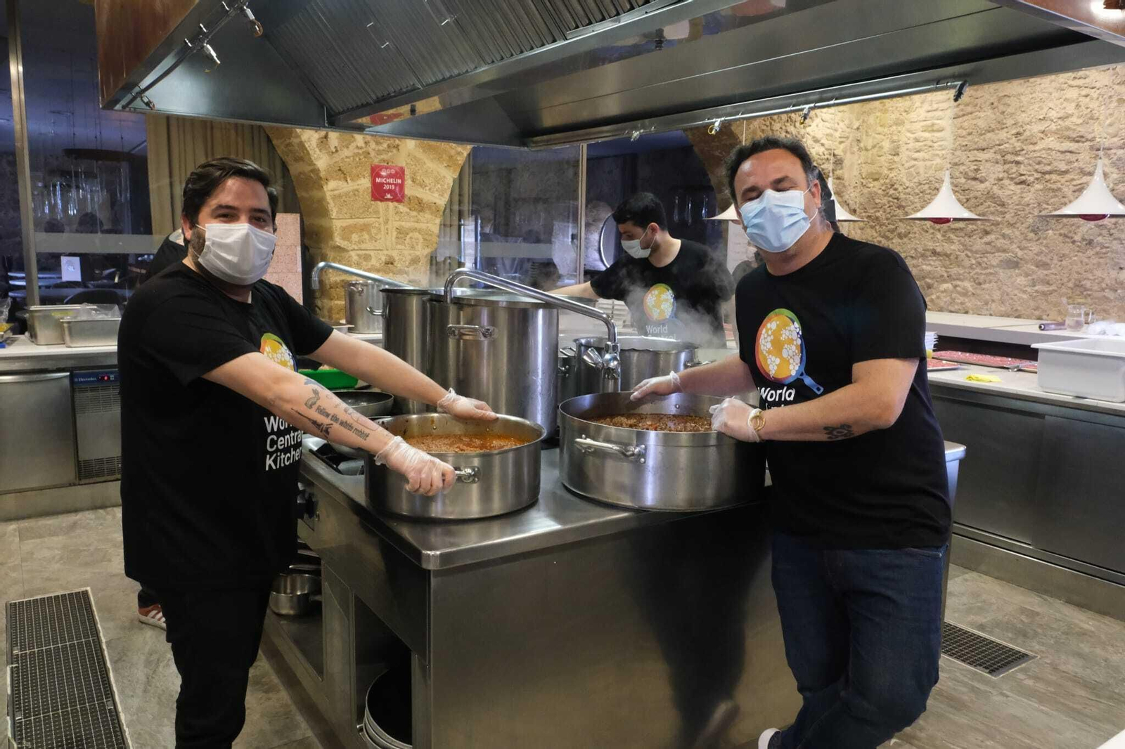 Los chefs, en pleno trabajo.