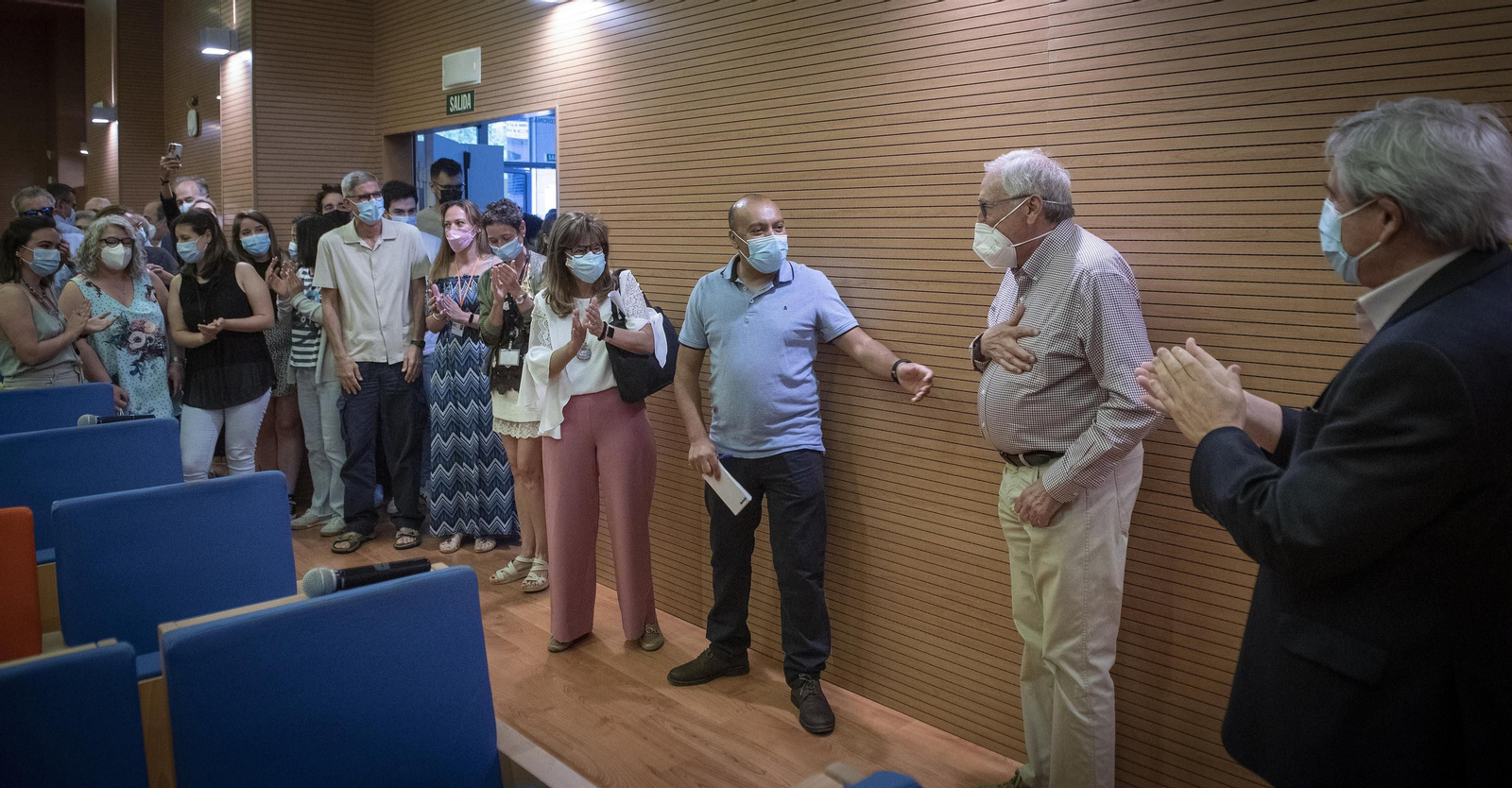 El cirujano cardiovascular Antonio Ordoñez se lleva la mano al pecho al ser sorprendido por sus compañeros durante el homenaje en el IBIS.