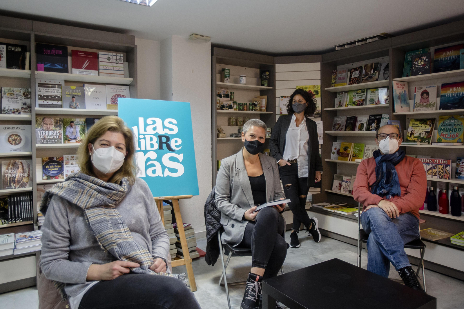 María Isabel Barbosa, Susi y Pati (de pie) Raposo y Juan Bouza, en la planta baja de Las Libreras.