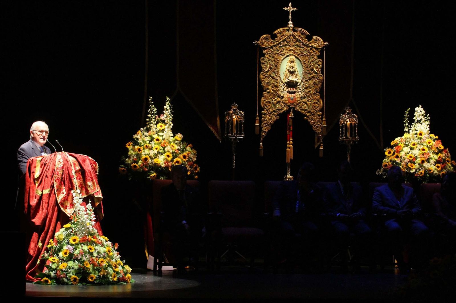 El pregonero, Antonio Barrios, y el telón de fondo durante el pregón.