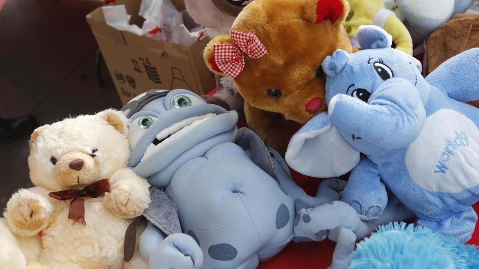 Las fotos de Reyes Magos 98, durante el mercadillo solidario para la recogida de juguetes