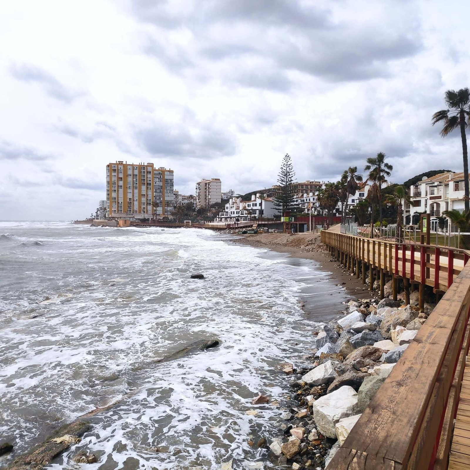 La senda litoral de Mijas a su paso por la playa El Bombo. La senda litoral de Mijas a su paso por la playa El Bombo.