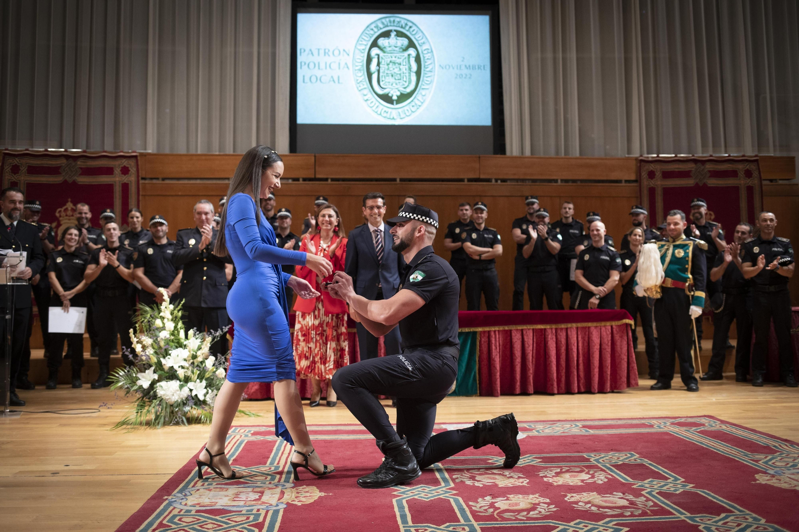 Momento en que un agente 'hinca' rodilla