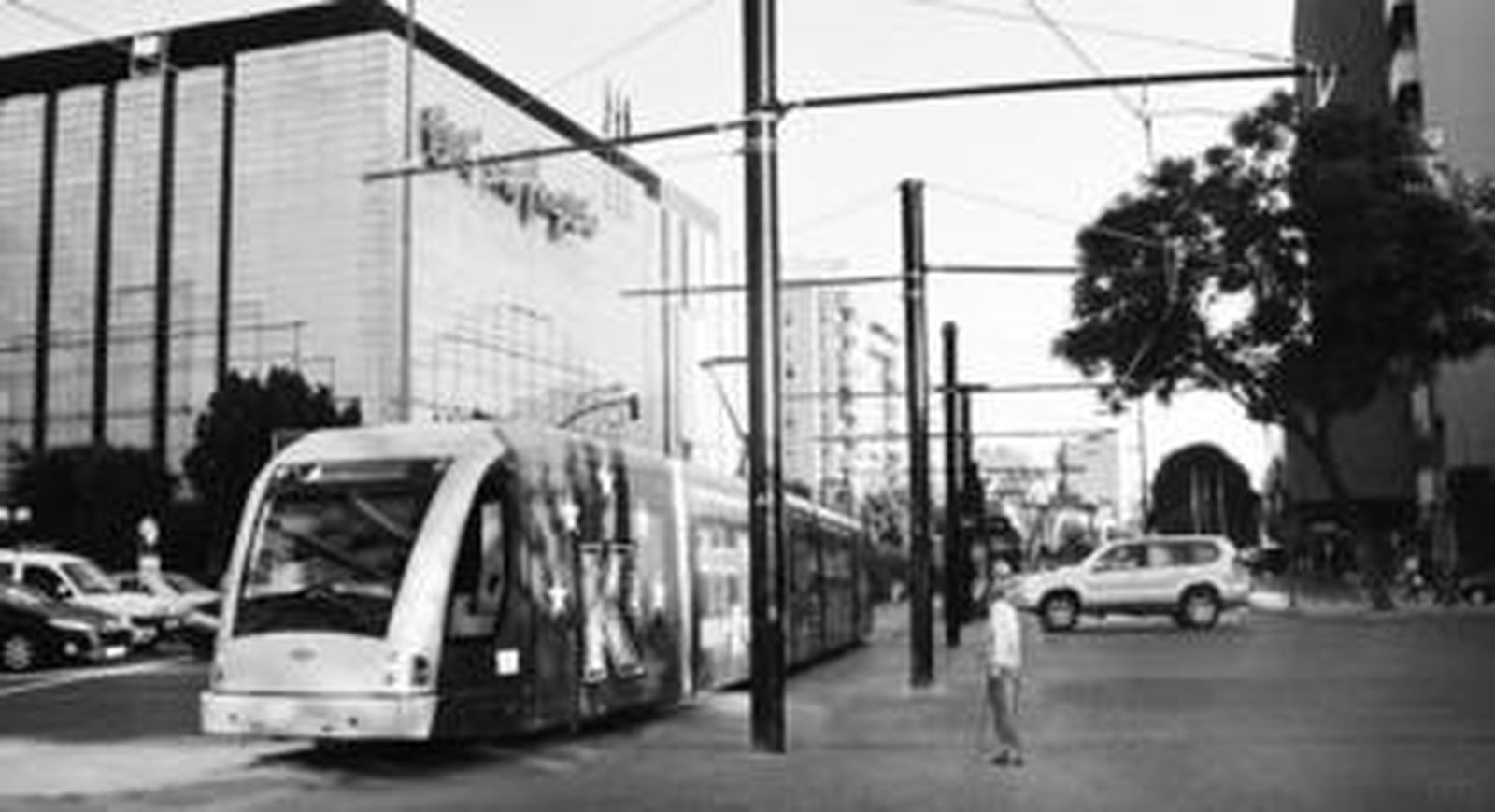 Fotomontaje del tranvía a su paso por el cruce entre Luis de Morales y Luis Montoto.