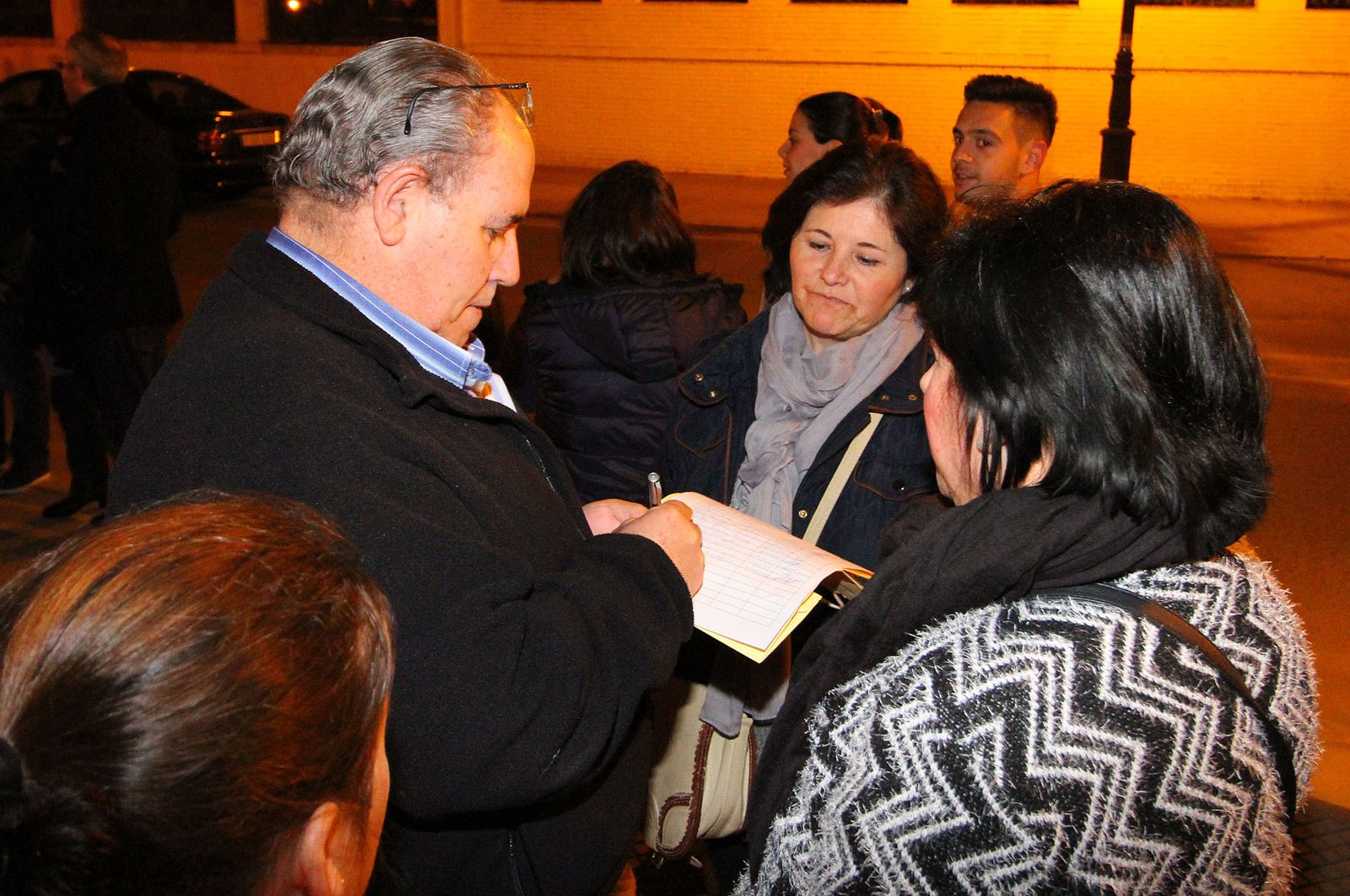 La concentración para pedir un nuevo párroco en Moguer, en imágenes