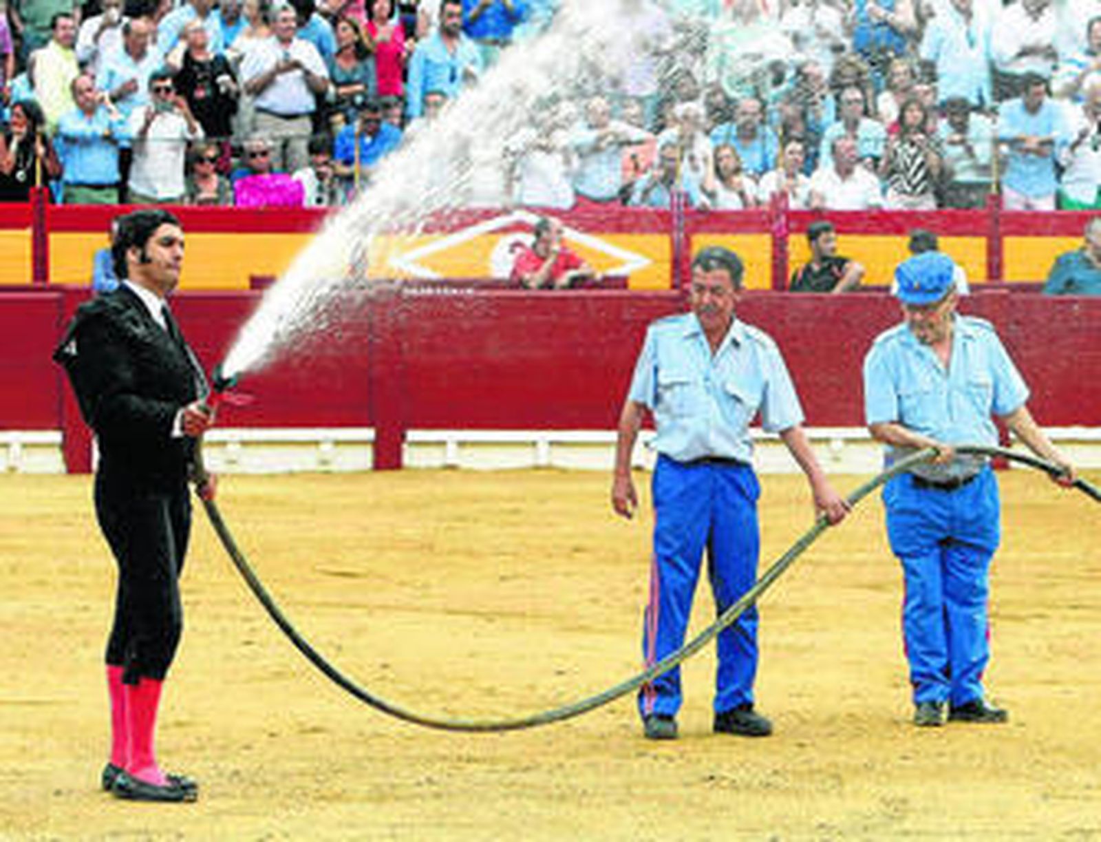 Morante, en un hecho insólito, se empleó a fondo en el riego del ruedo de la plaza de toros de Alicante.