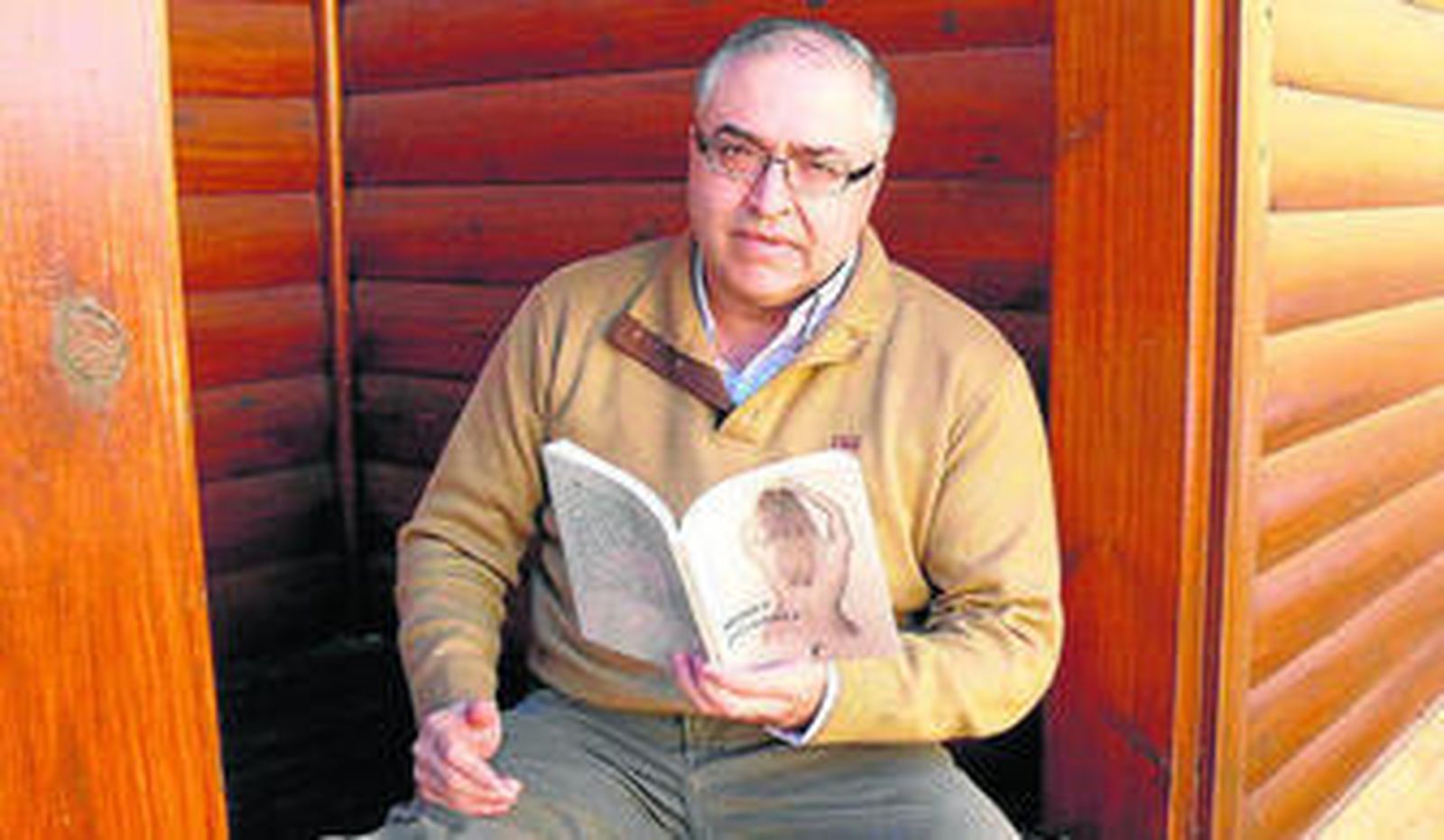 Francisco Palomo, con un ejemplar de 'Mujer Disoluta'.