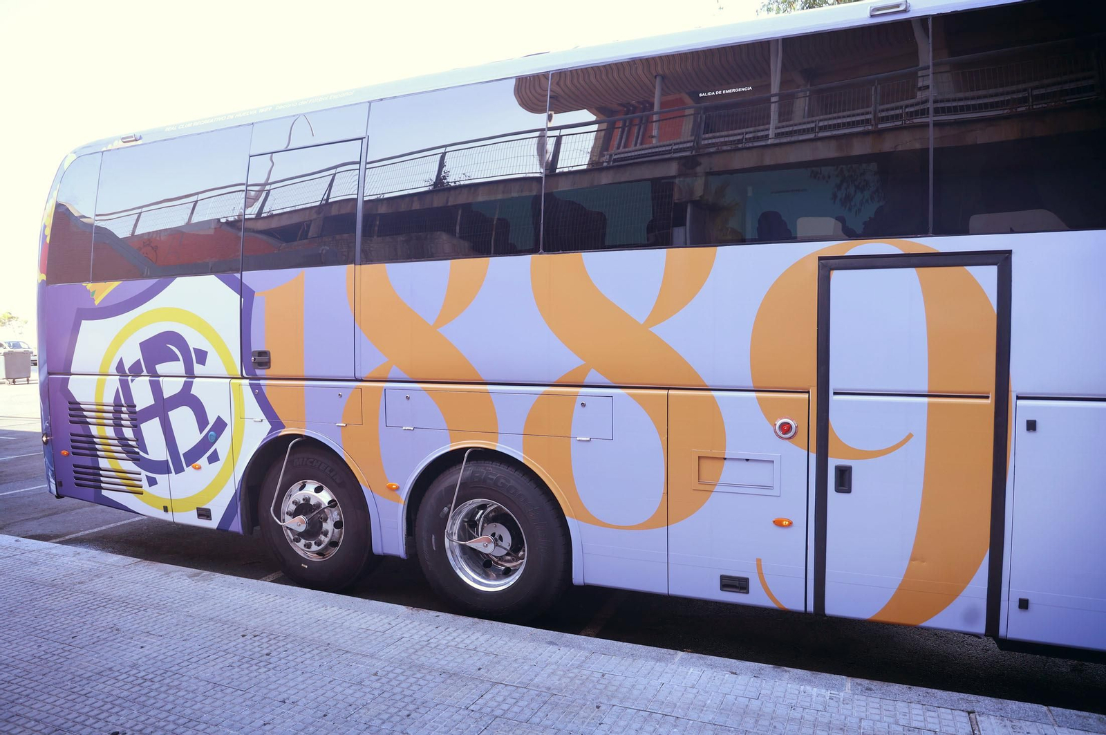 Imágenes del nuevo autobús oficial del Recreativo de Huelva