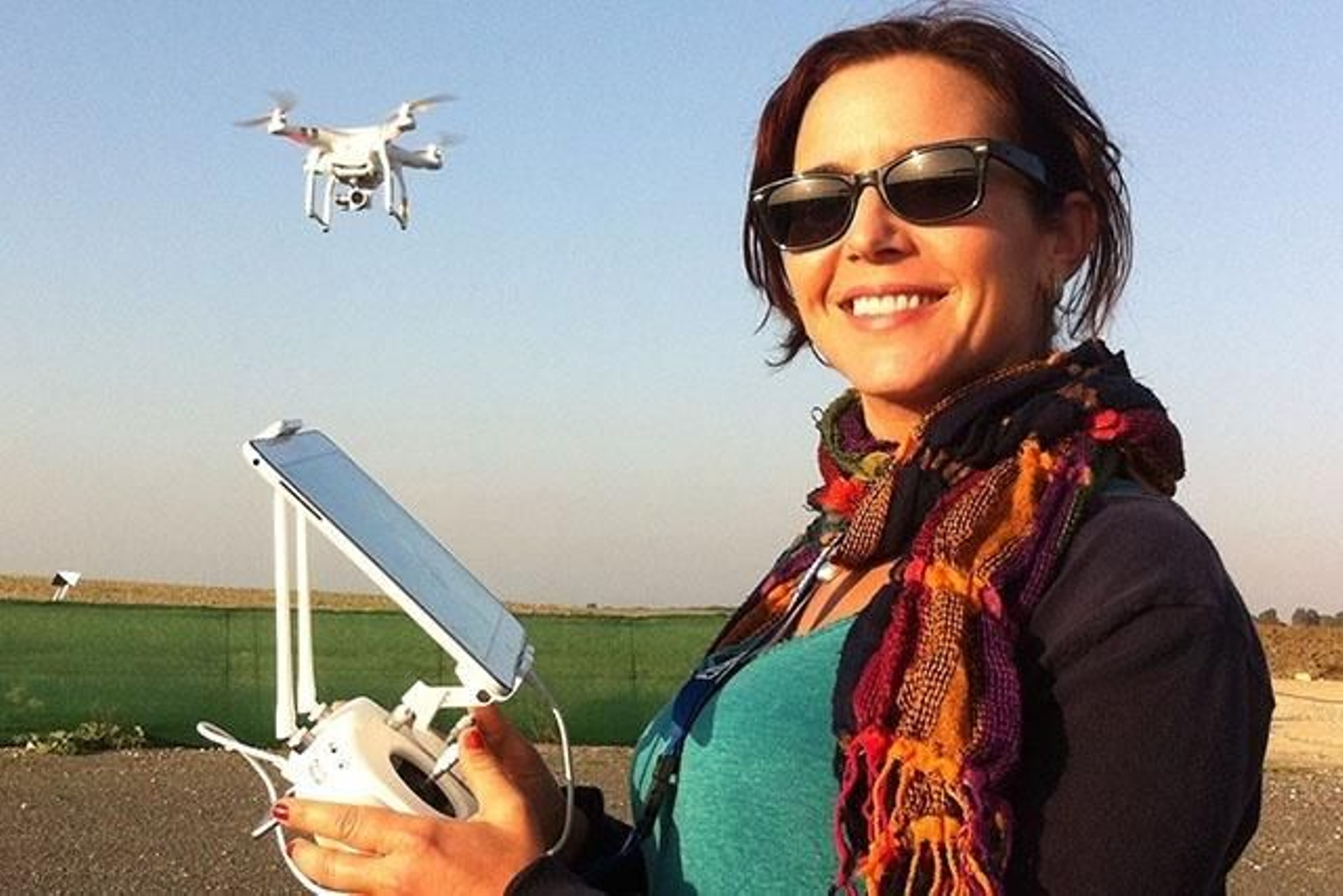 La investigadora de la UMA Margarita Mulero trabaja con un dron en la investigación.