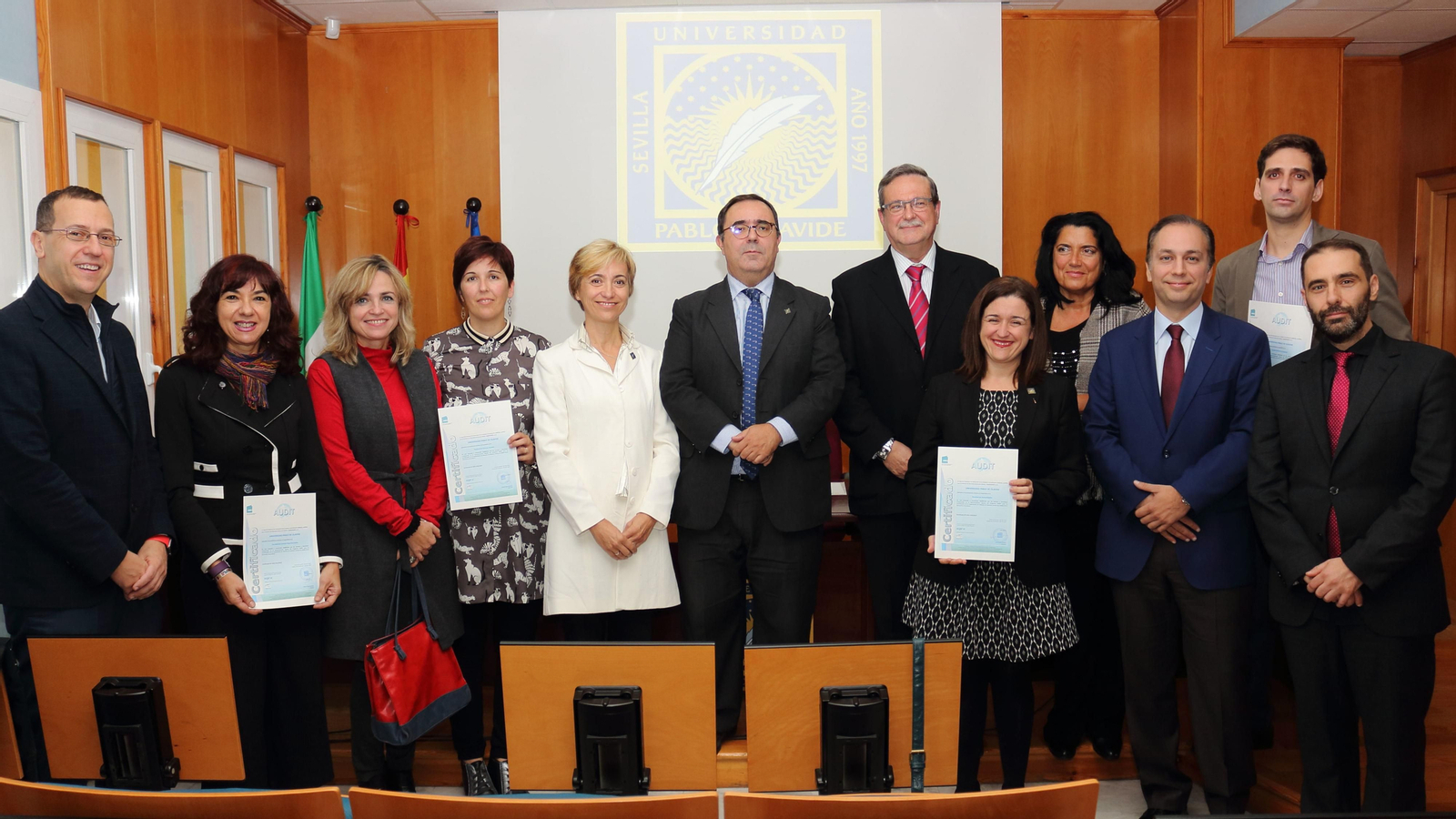 Los responsables de los centros certificados de la UPO con la acreditación de la DEVA.