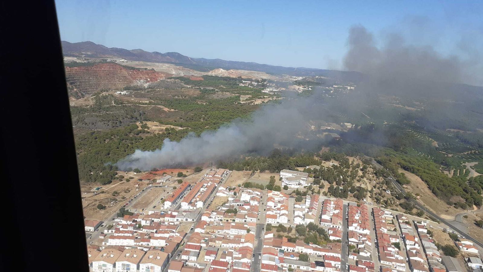 Vista aérea de la columna de humo junto al casco urbano campillero.