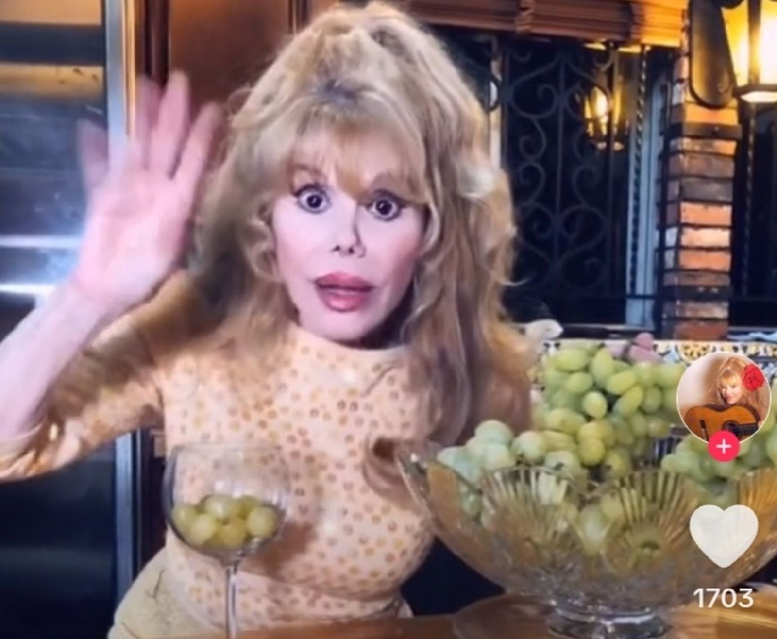 Charo Baeza, siempre extrovertida, en su vídeo para tomar las uvas