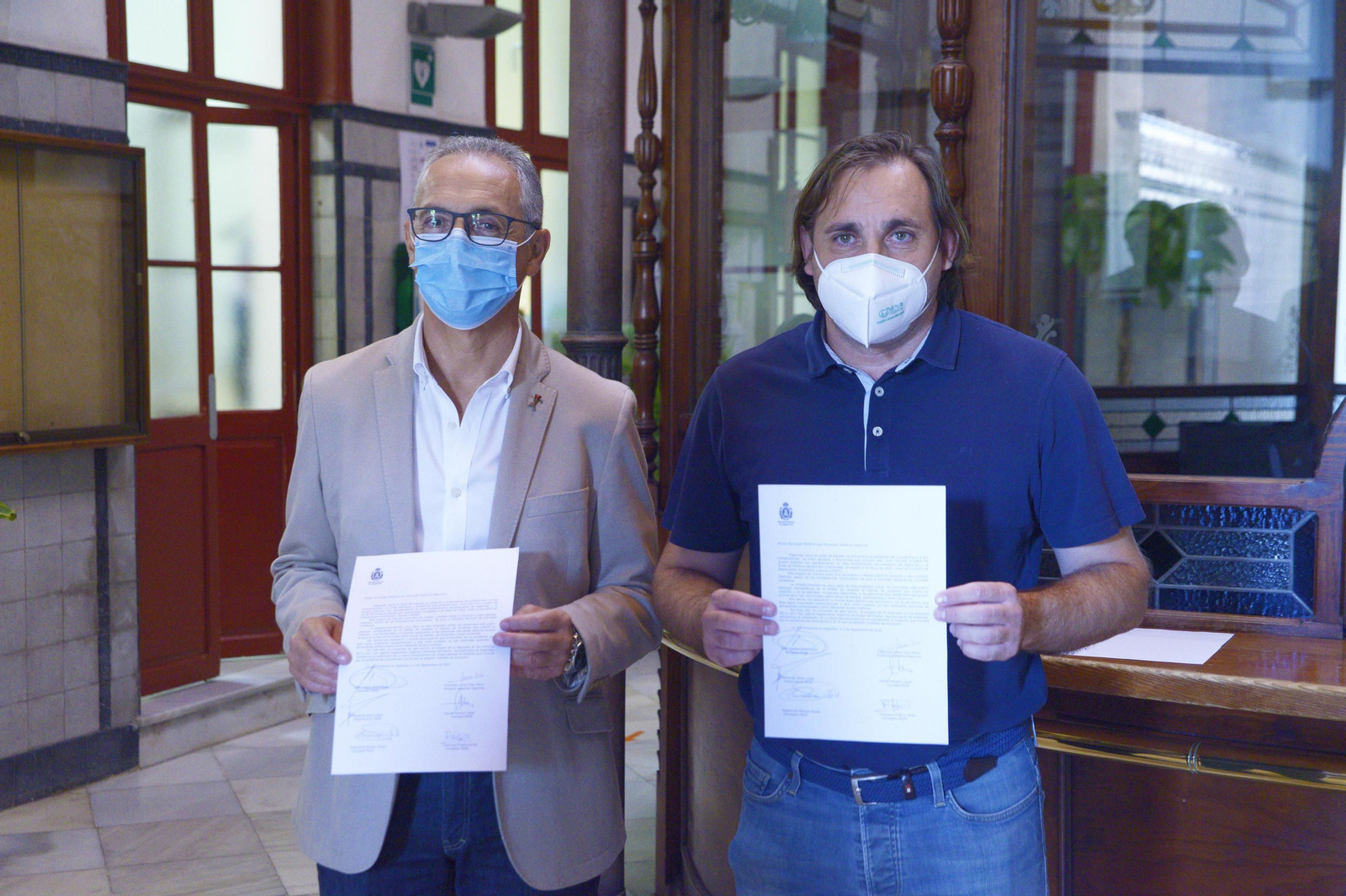 Juan Lozano y Javier Viso, con la petición.