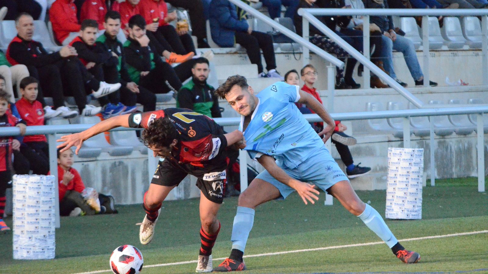 Un jugador del Puente Genil intenta salvar la entrada de un lucentino.
