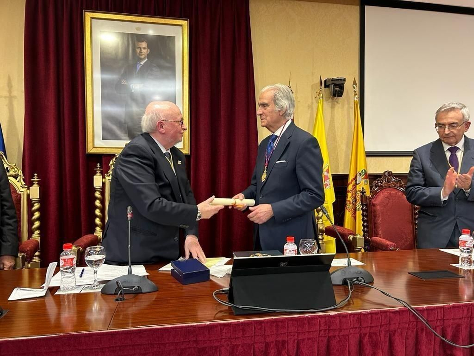 Enrique García-Agulló, tras entregar la medalla y el diploma a Carlos Escudero de Burón como Académico Correspondiente de la Hispanoamericana, junto, a José Joaquín León Morgado.