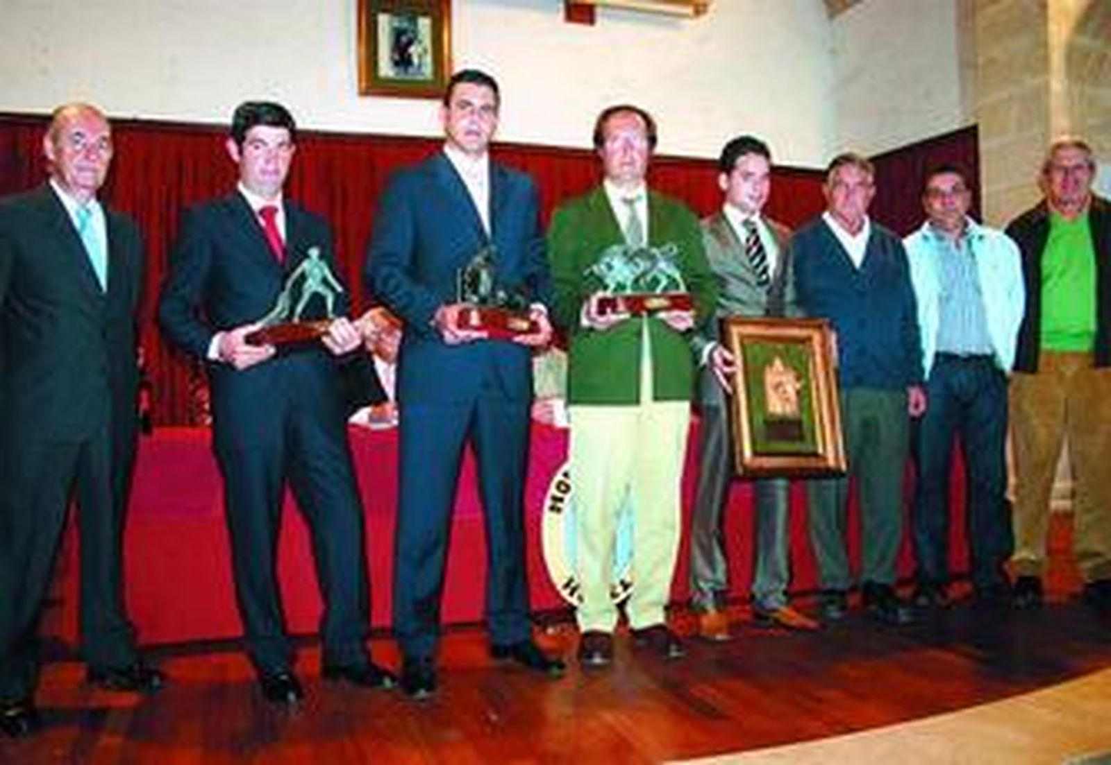 Antonio Ocaña, Chocolate, Salvador García Cebada, Miguel Ángel Sánchez  y los patrocinadores de los trofeos.