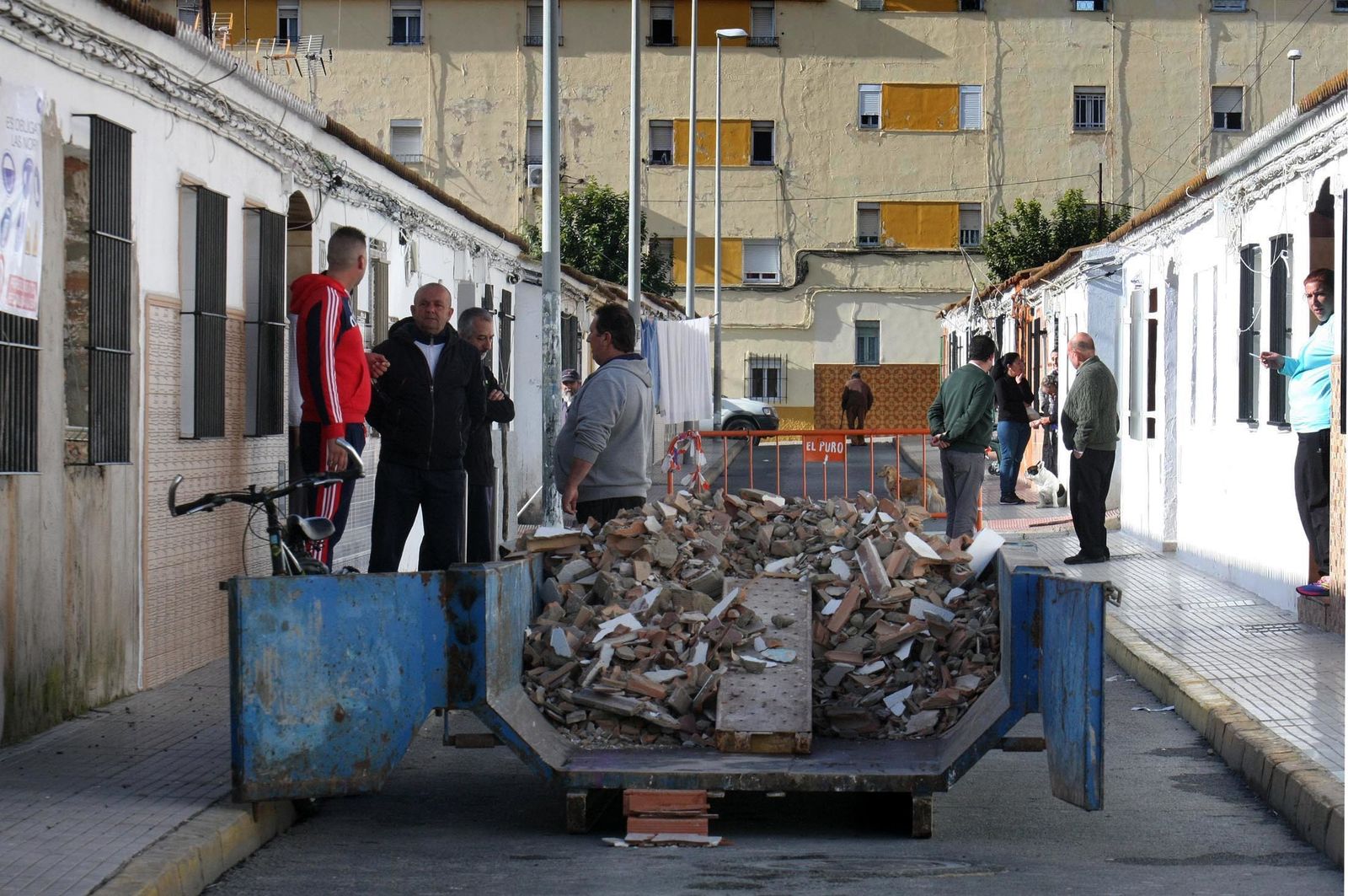 La visita del alcalde a las obras de rehabilitación de las viviendas de Pérez Cubillas, en imágenes