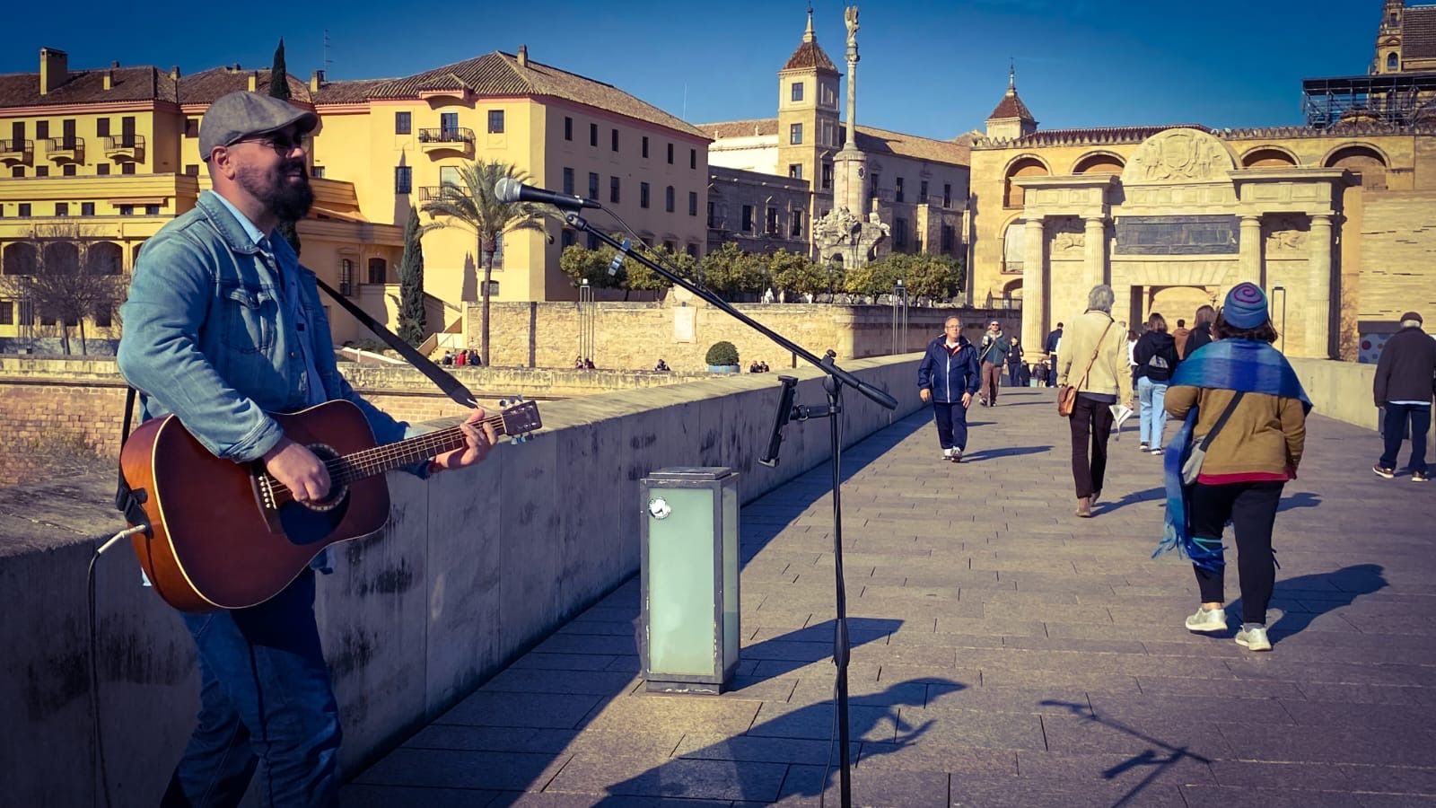 Un músico callejero actúa en el Puente Romano