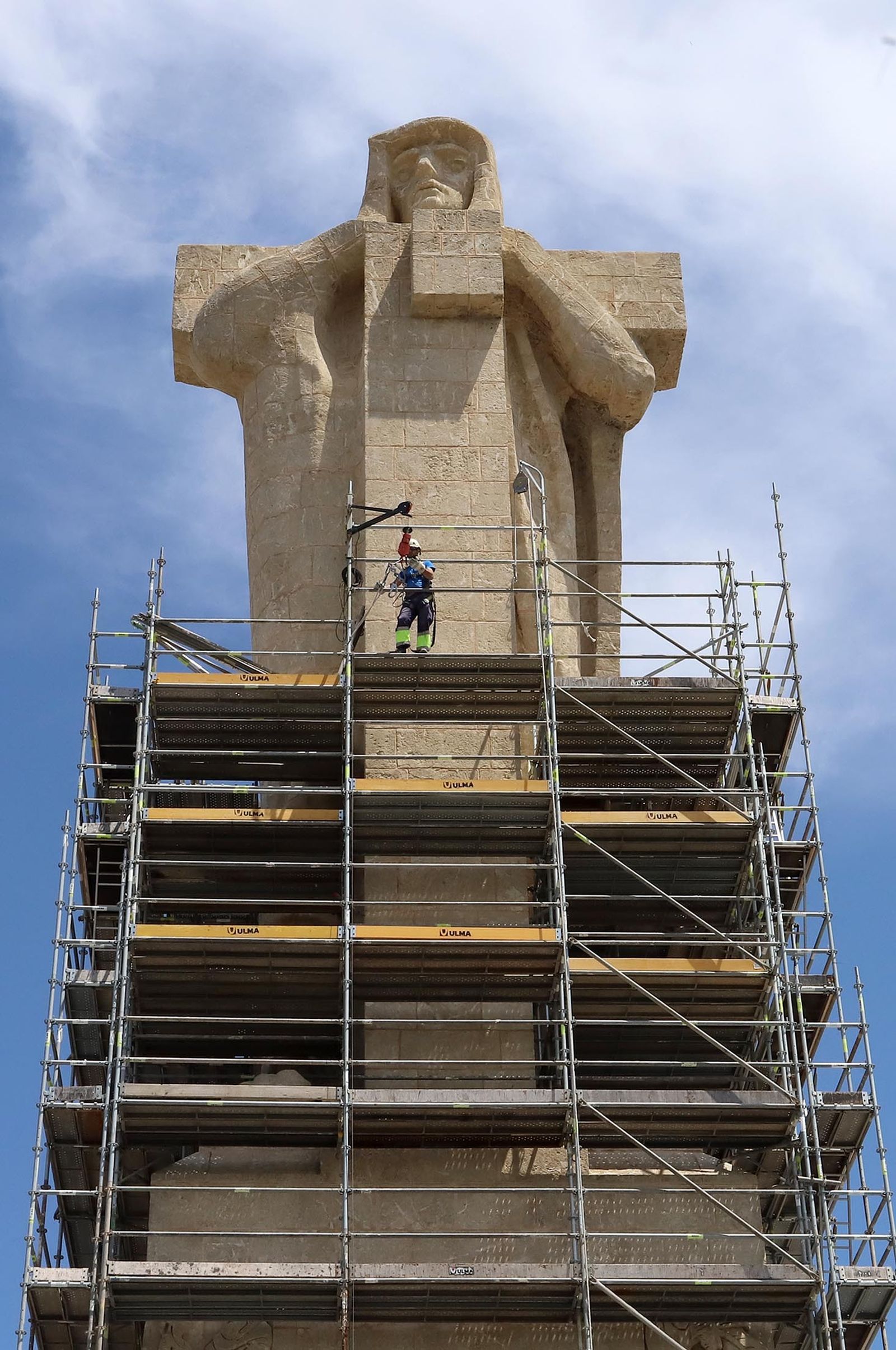 Imágenes del desmontaje de los andamios en el monumento a Colón tras su restauración