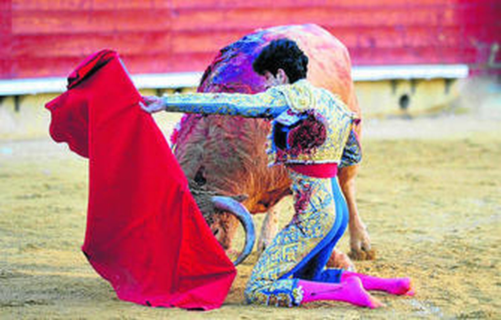 Alberto López Simón, en un muletazo de rodillas, ayer, en la plaza de toros de Castellón.