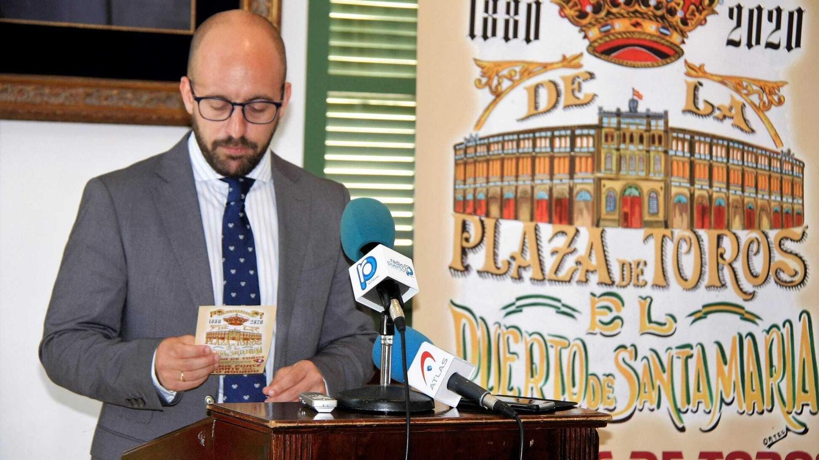 El alcalde de El Puerto ante el cartel del CXL aniversario de la Plaza Real.