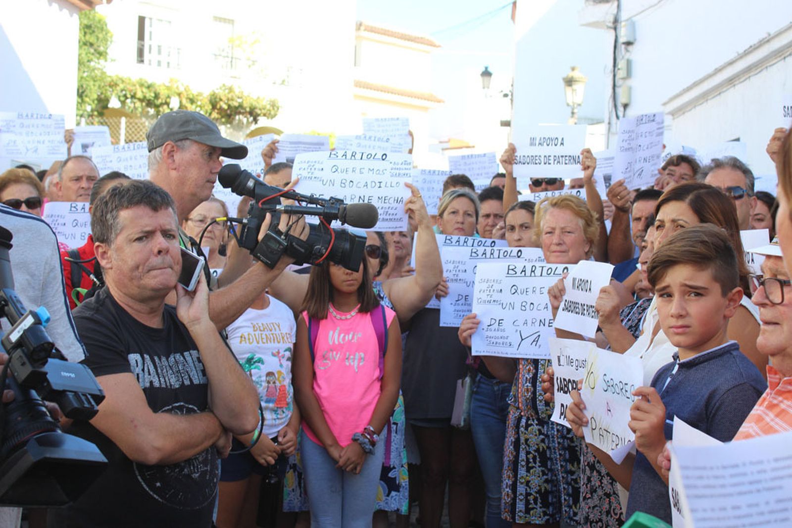 Concentración en apoyo de la empresa Sabores de Paterna