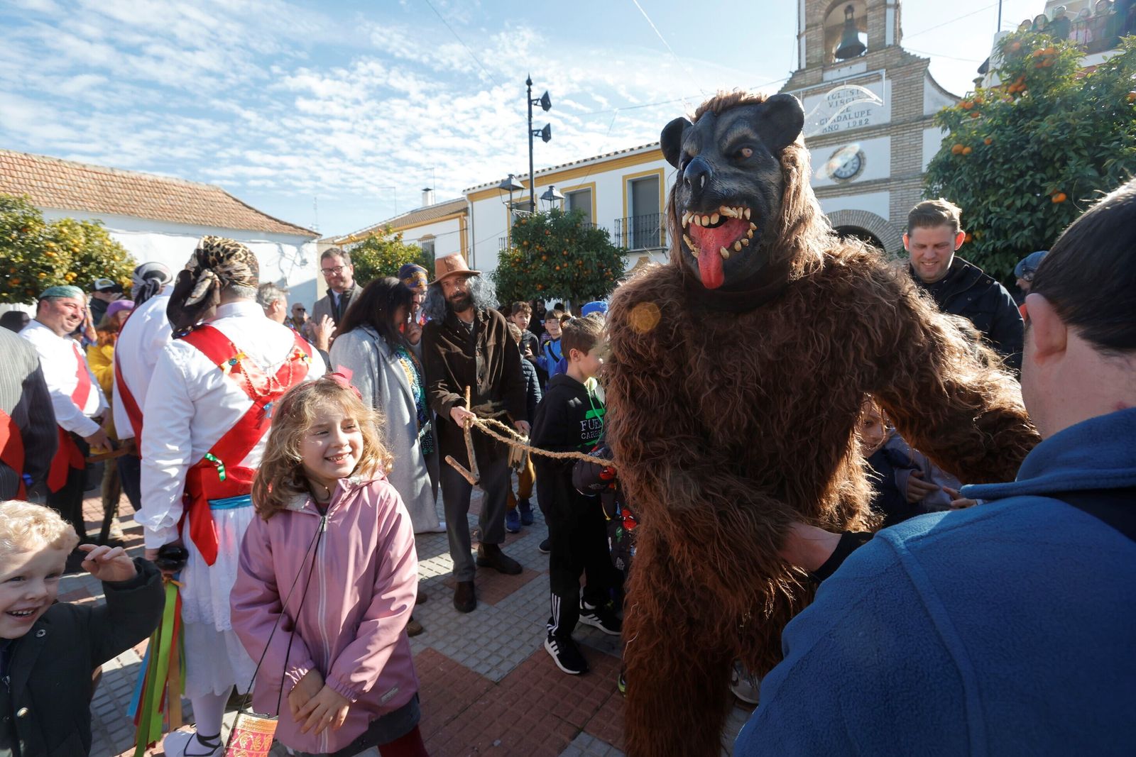 La Danza de los Locos y el Baile del Oso de Fuente Carreteros, en imágenes