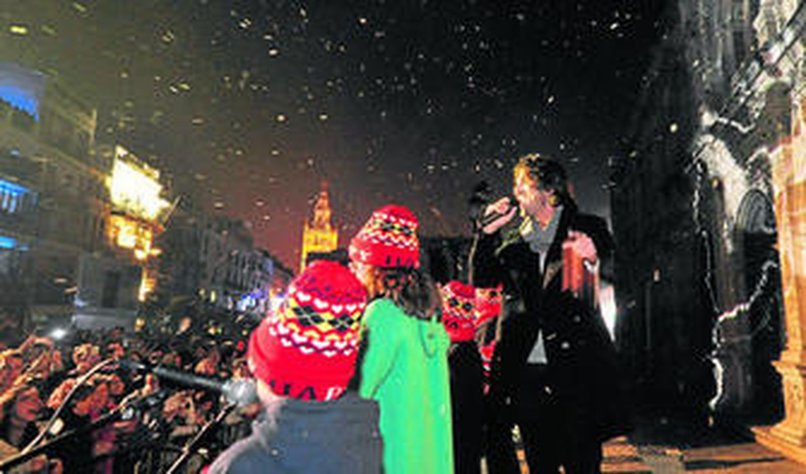 Hugo Salazar entonando el 'Oh Blanca Navidad' junto a un coro de niños en la Plaza de San Francisco.