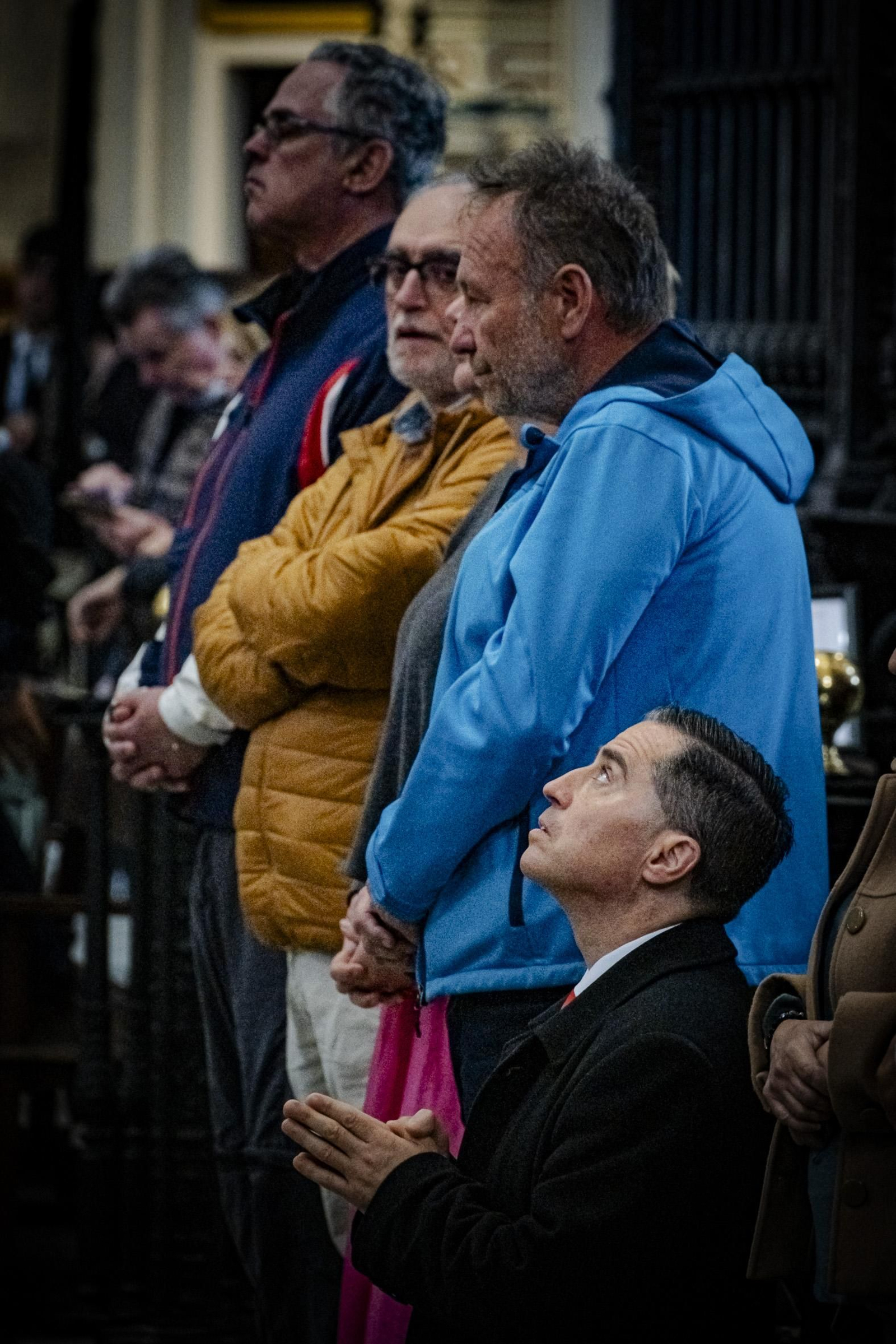 Las imágenes del Pontifical y salida del Resucitado de Catedral en la Semana Santa de Cádiz 2025