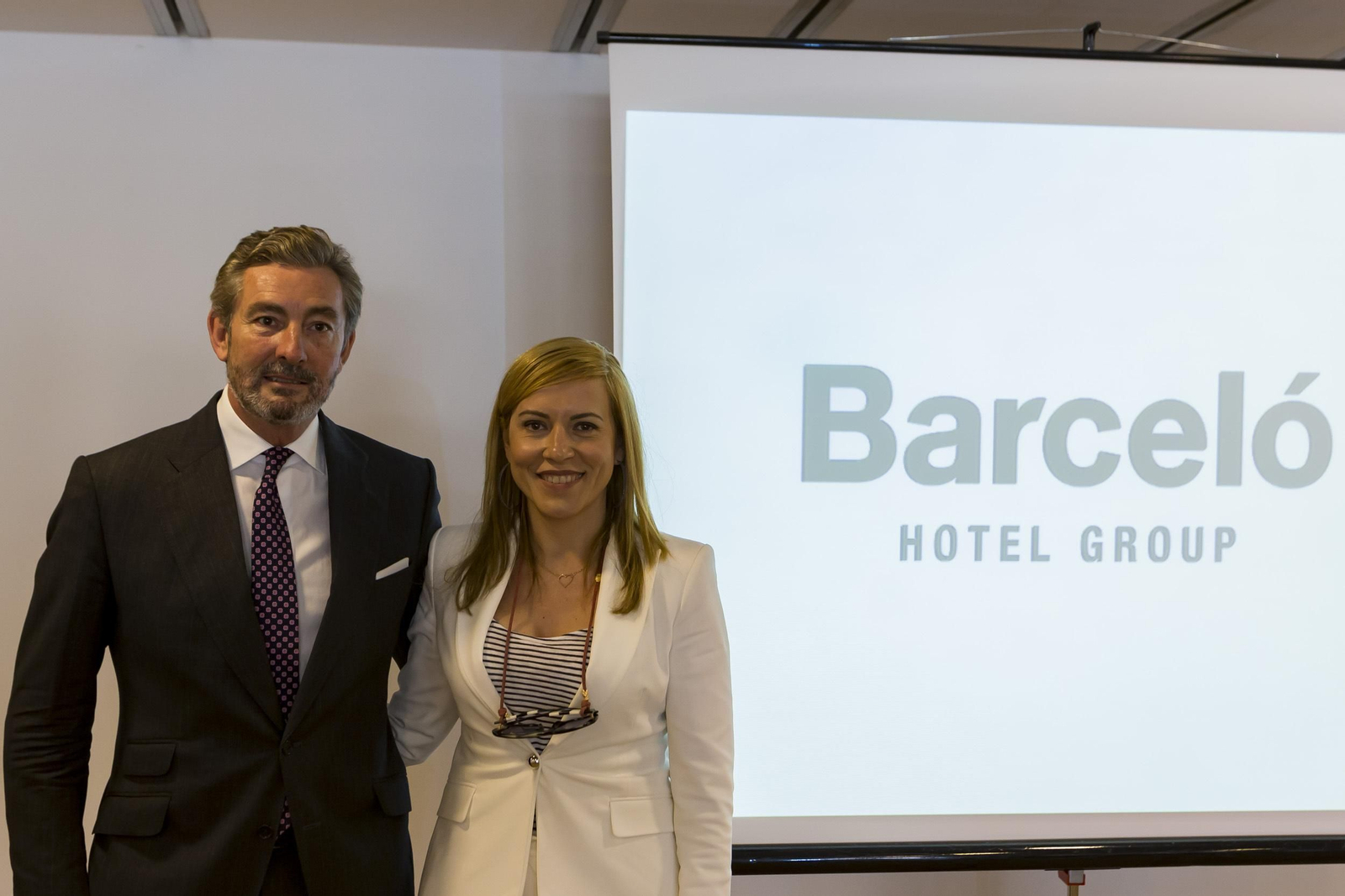 Gaspar Sáez, director de Barceló en Andalucía, y Sara Ramis, directora de Márketing, ayer en Sevilla.